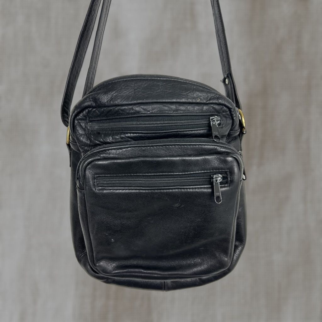 Vintage VINTAGE Leather Crossbody Bag Black Adjustable Travel Bag 10.5x8x3 Womens Crossbody Bag Leather Size ONE SIZE - 1 Thumbnail