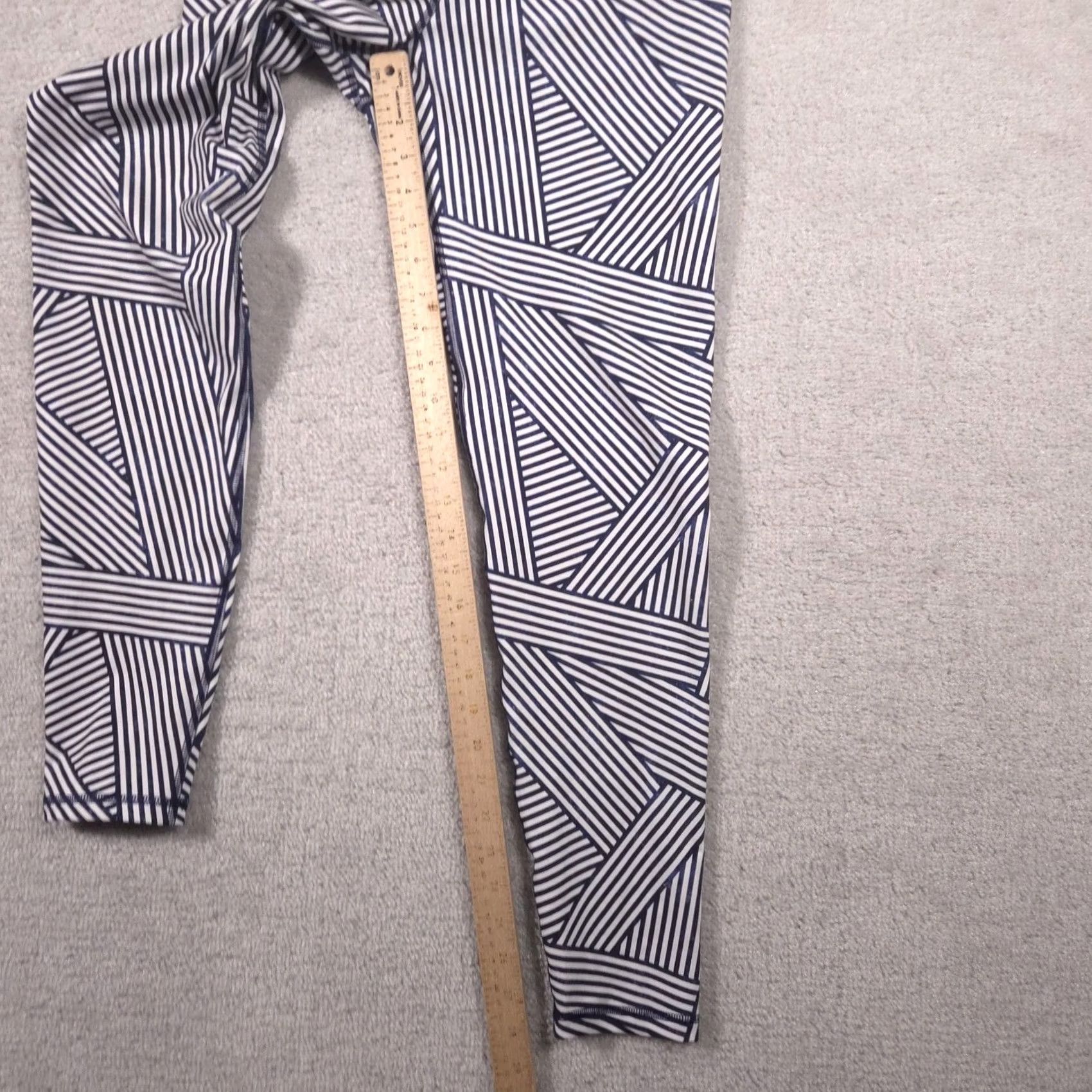 Old Navy Old Navy Go-Dry Leggings Womens Large Blue Stripe High Rise Ankle Athletic Yoga Size 36" / US 14 / IT 50 - 7 Thumbnail