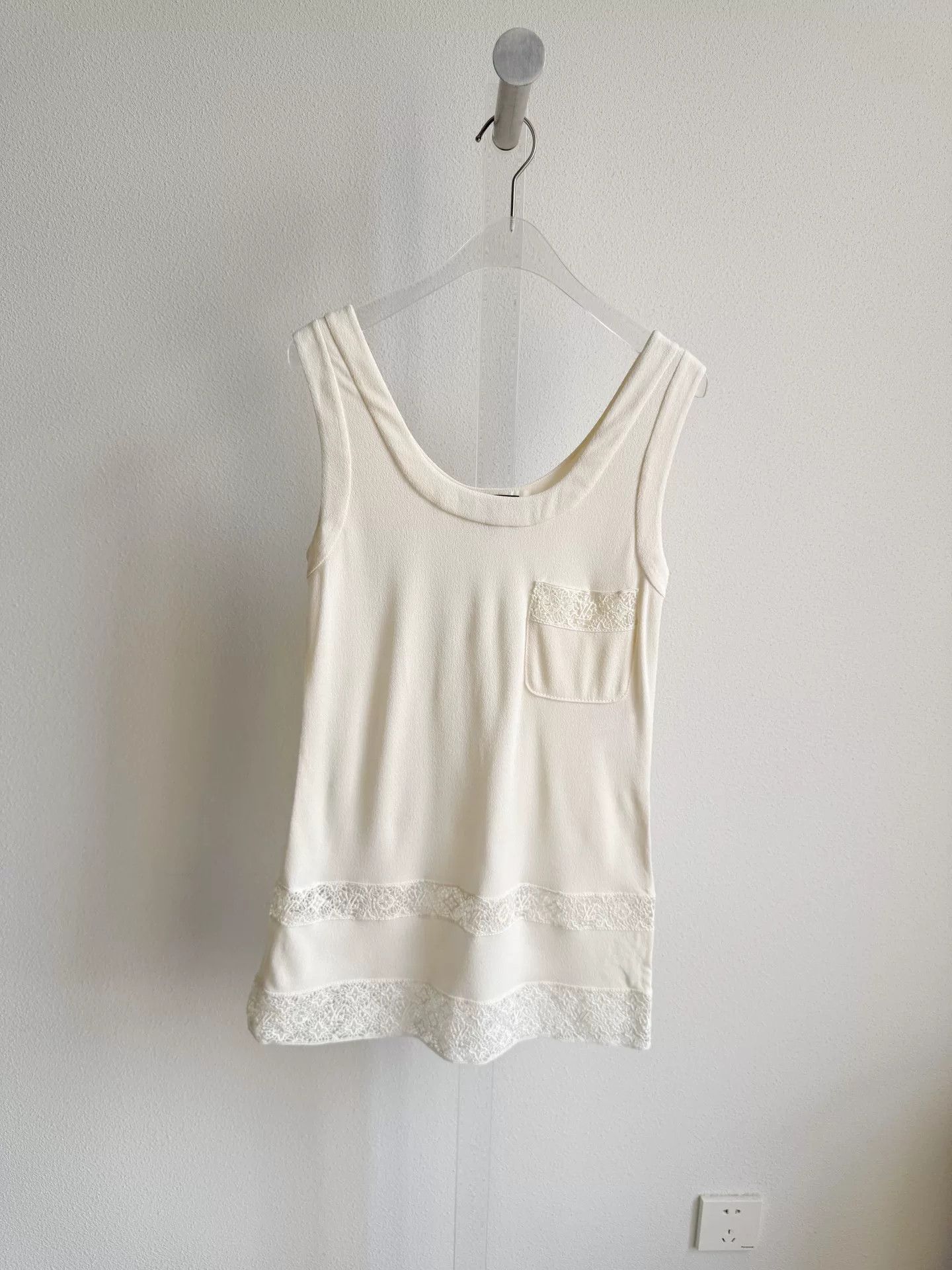 Louis Vuitton Louis Vuitton White Lace Tank Top 34 Size XXS / US 00 / IT 34 - 1 Thumbnail