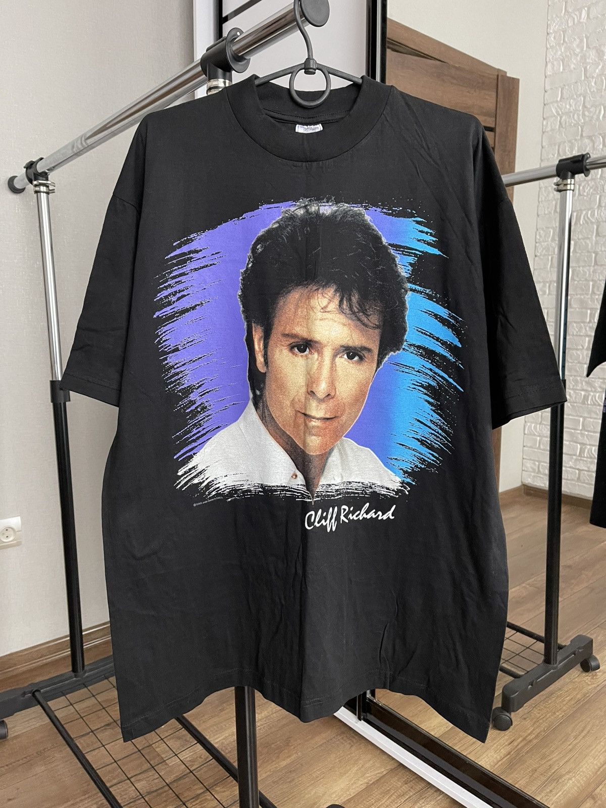 Band Tees 1994 Cliff Richard The Hit List Vintage Tour T-Shirt Tee Size US XL / EU 56 / 4 - 2 Thumbnail