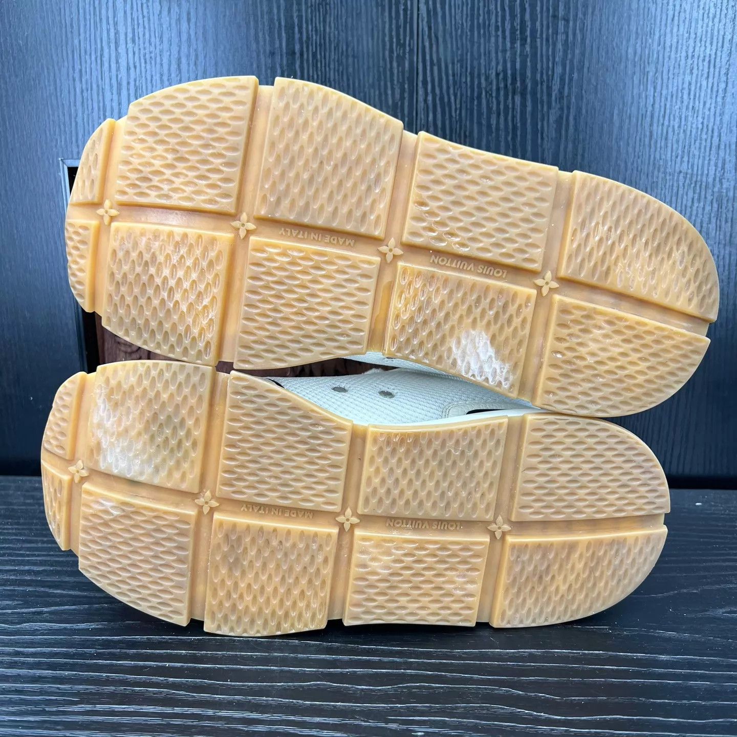 Louis Vuitton LV Classic White & Blue Size UK6/40 Worn Twice Size US 7 / EU 40 - 6 Thumbnail