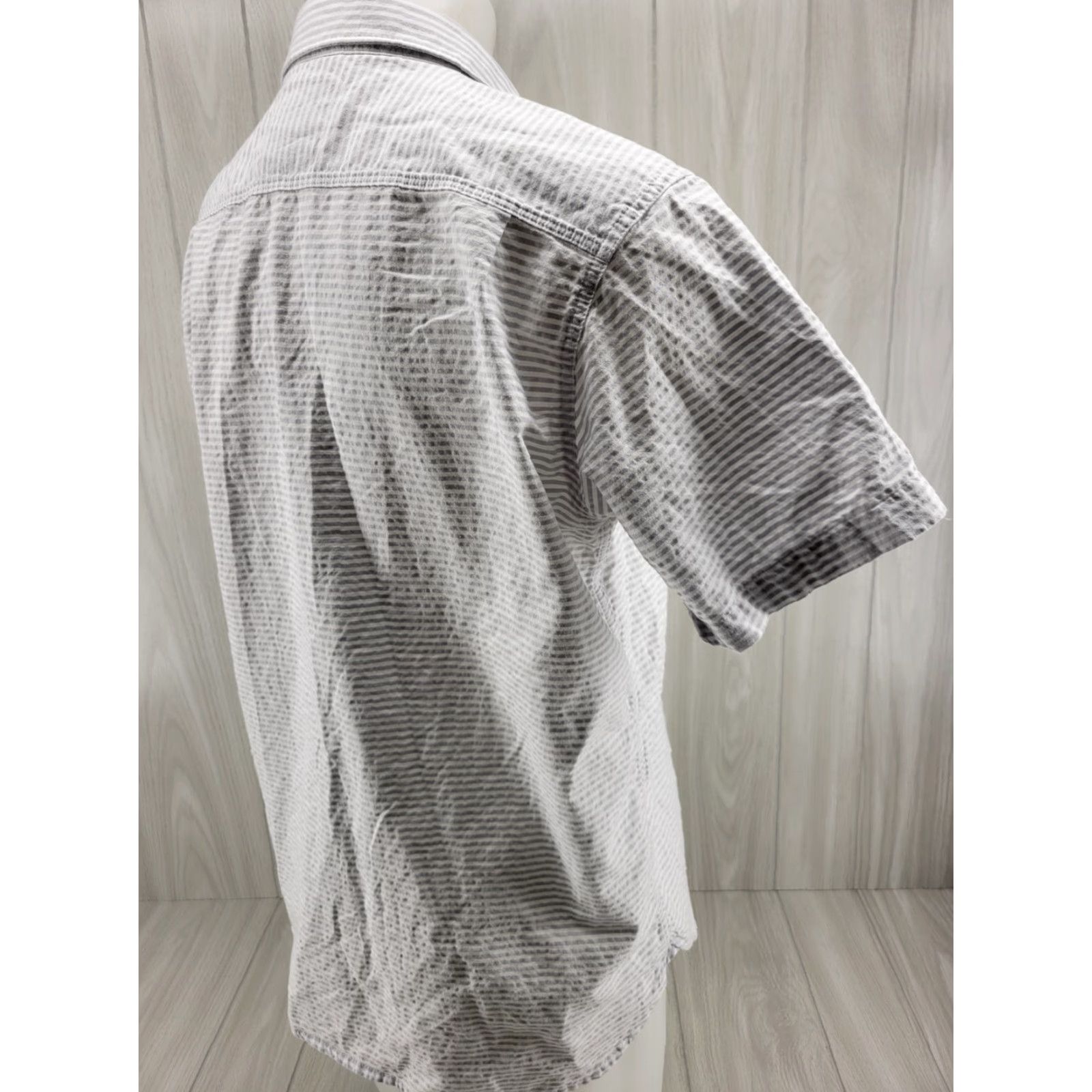 Mountain Hardwear Mountain Hardwear Shirt Mens Large White Gray Stripes Short Sleeve Button Front Size US L / EU 52-54 / 3 - 7 Thumbnail