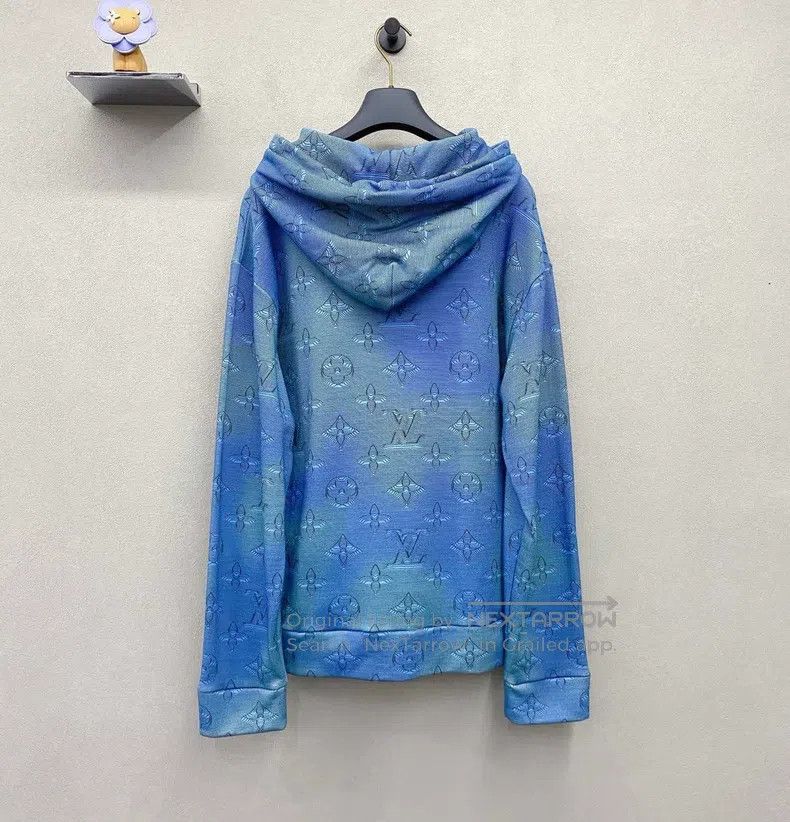 Louis Vuitton Louis Vuitton Blue Gradient Full Logo Sweatshirt Size US M / EU 48-50 / 2 - 3 Thumbnail