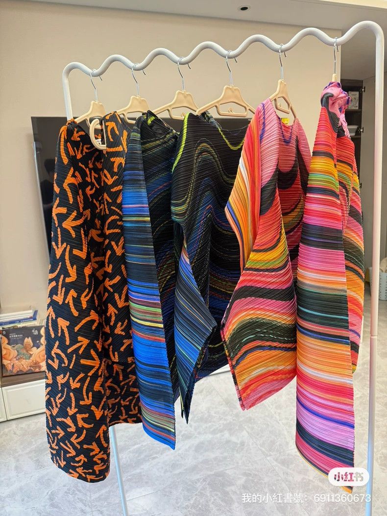 Issey Miyake Issey Miyake size:5 Rainbow horizontal stripe half skirt Size 31" - 5 Thumbnail