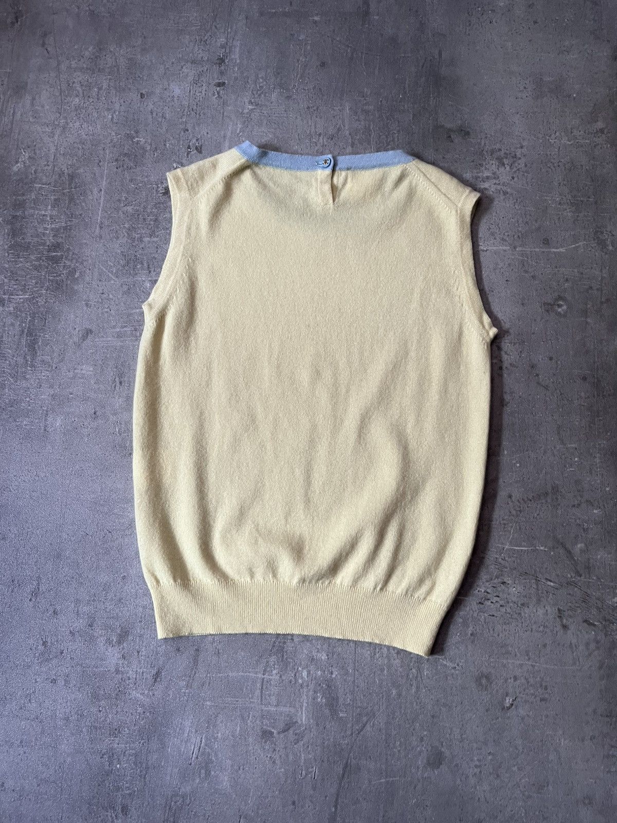 Chanel Chanel vintage cashmere yellow sleeveless sweater Size M / US 6-8 / IT 42-44 - 2 Thumbnail
