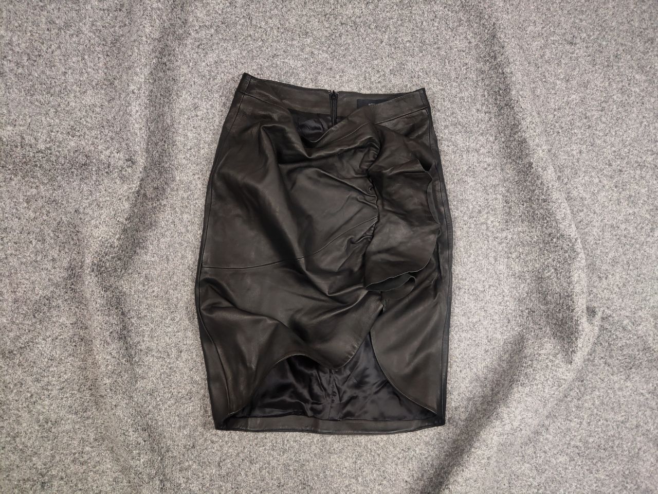 Designer Uterque Designer Black Leather Midi Skirt Size 30" / US 8 / IT 44 - 1 Thumbnail