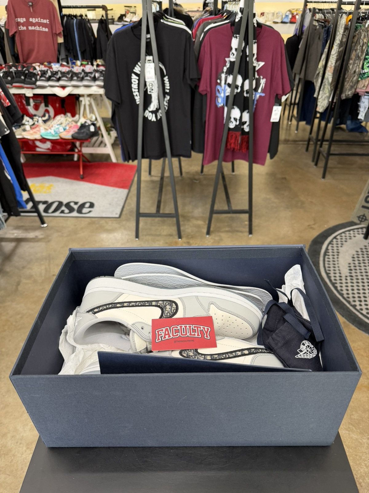 Dior × Jordan Brand Air Jordan 1 Low Dior Size 9 (2020) Size US 9 / EU 42 - 15 Thumbnail