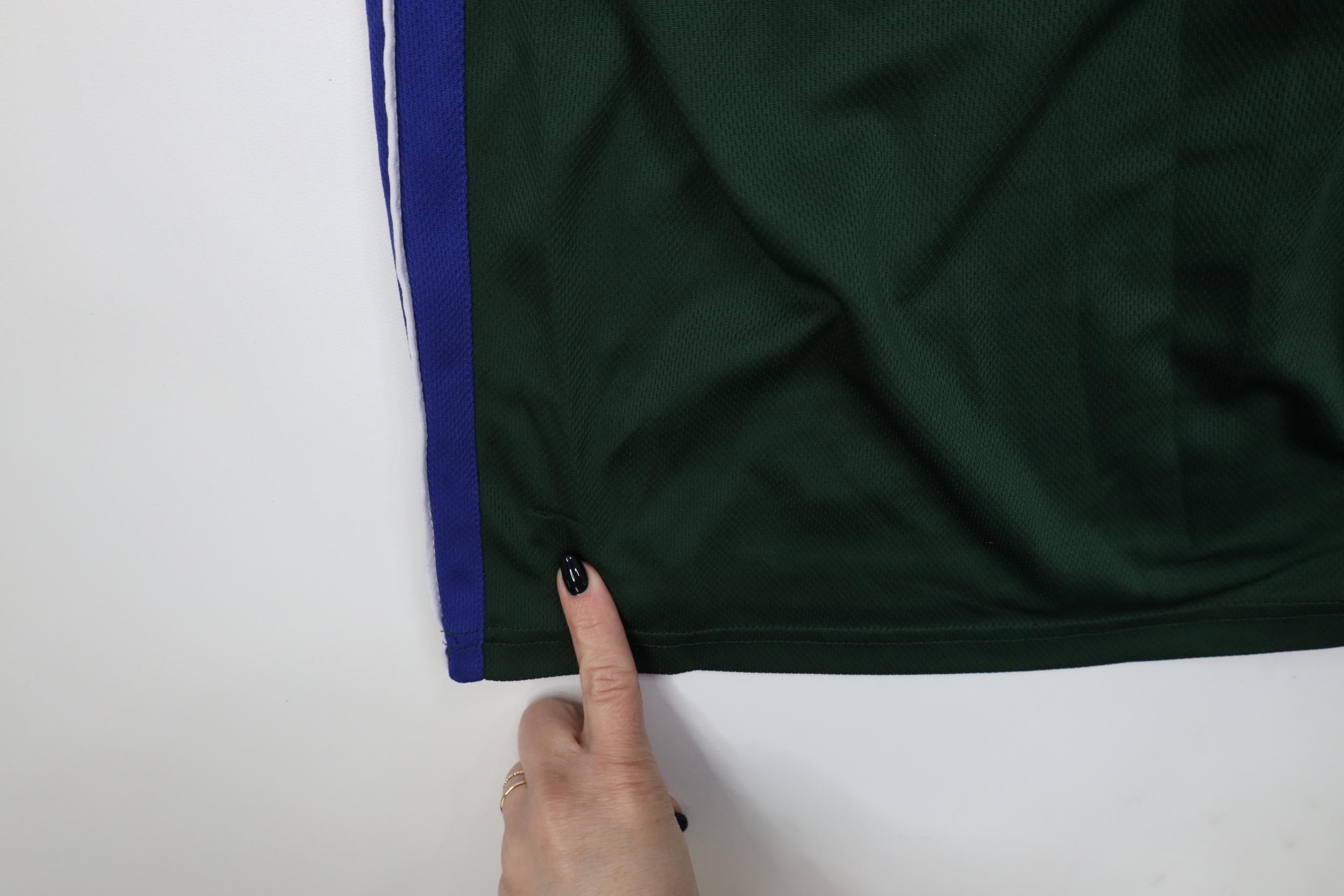 Majestic Vintage Majestic Above Knee Milwaukee Bucks Shorts Size US 42 / EU 58 - 13 Thumbnail