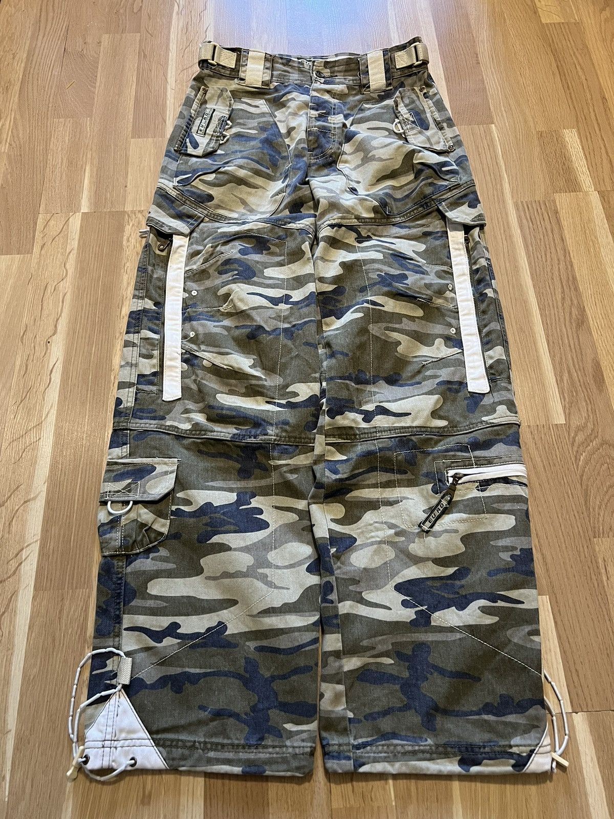 Japanese Brand × Vintage Crazy Vintage Y2K/2000s Baggy Military Camo Skater Cargo Size US 30 / EU 46 - 1 Thumbnail