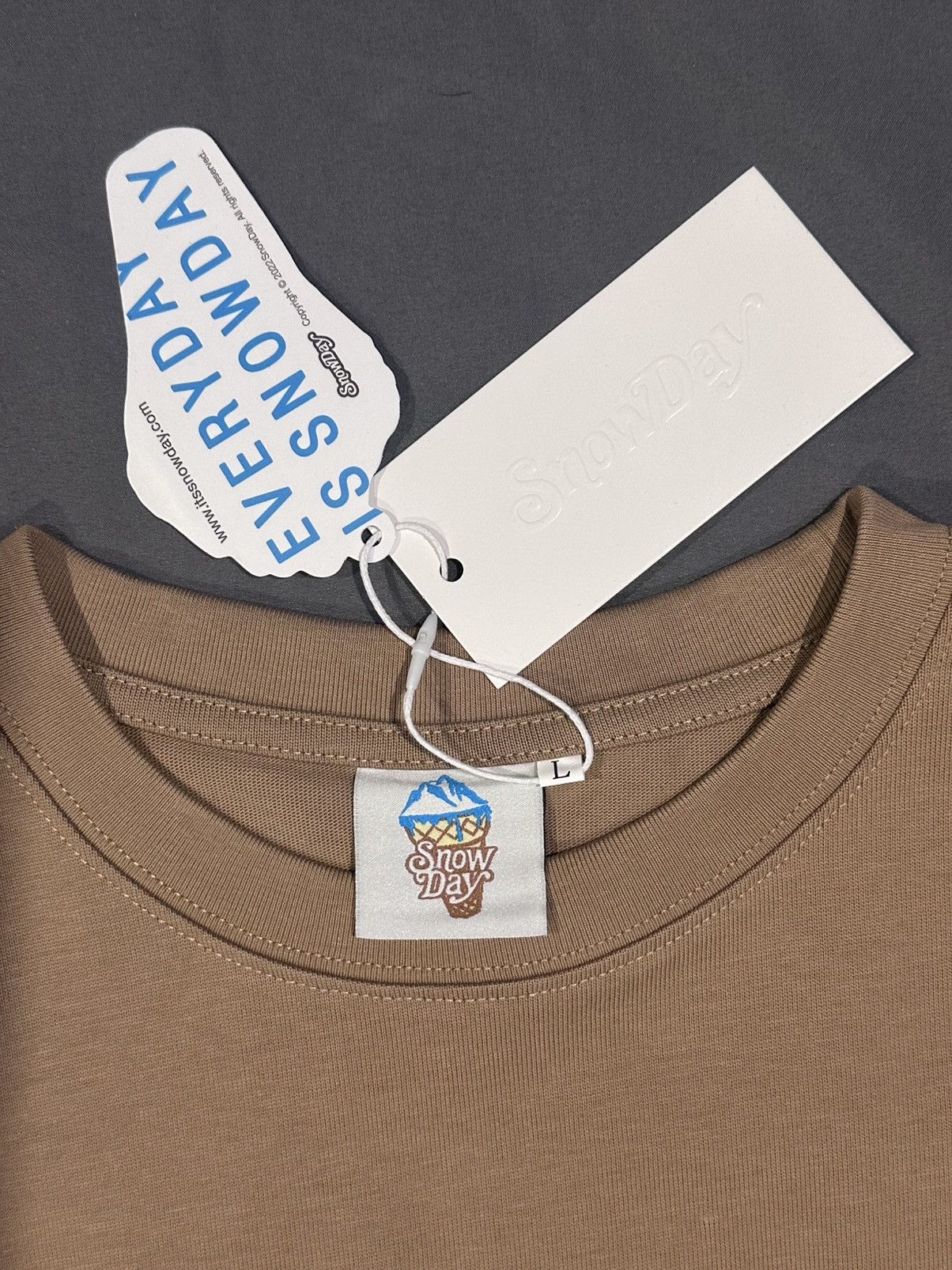 Snowday SnowDay ski resort T-shirt, size large. Size US L / EU 52-54 / 3 - 6 Thumbnail