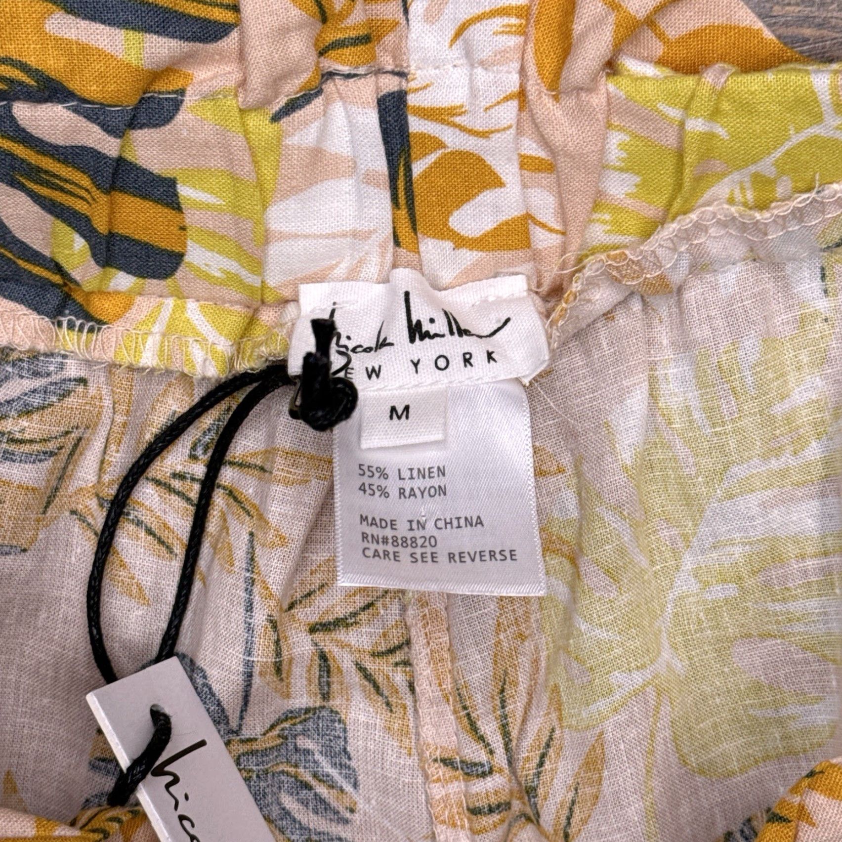Nicole Miller Nicole Miller Paperbag Linen Shorts Womens Medium Yellow Flowers Knit Size 32" / US 10 / IT 46 - 3 Thumbnail