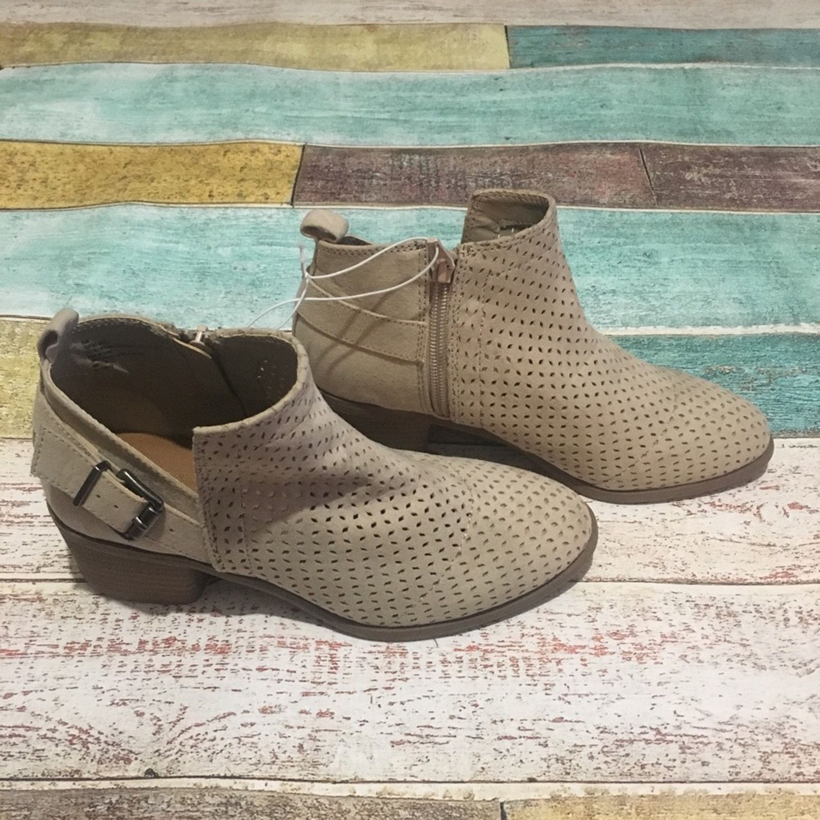 Other Universal Thread Camdyn laser cut ankle booties NEW Size US 5.5 / IT 35.5 - 4 Thumbnail