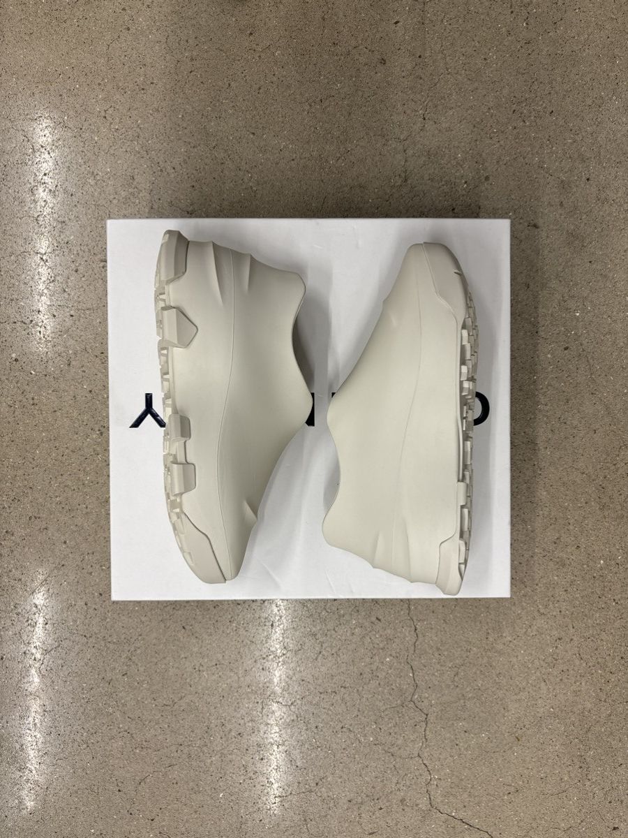 Givenchy Givenchy Show Low Shoe Ivory Size US 8 / EU 41 - 2 Thumbnail