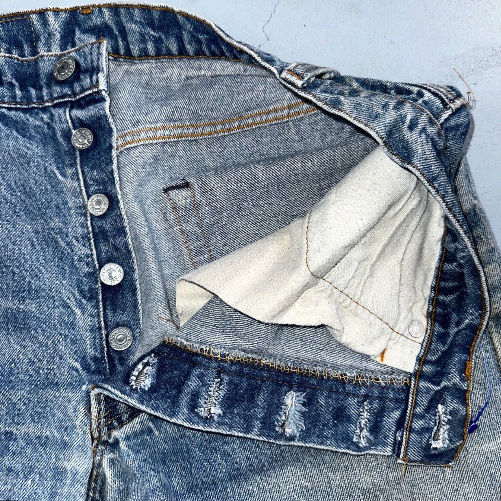 Levi's VINTAGE Levis 501 Jeans 80s USA XX Straight Leg Blue Light Wash 32x24 Capri Size US 32 / EU 48 - 4 Thumbnail