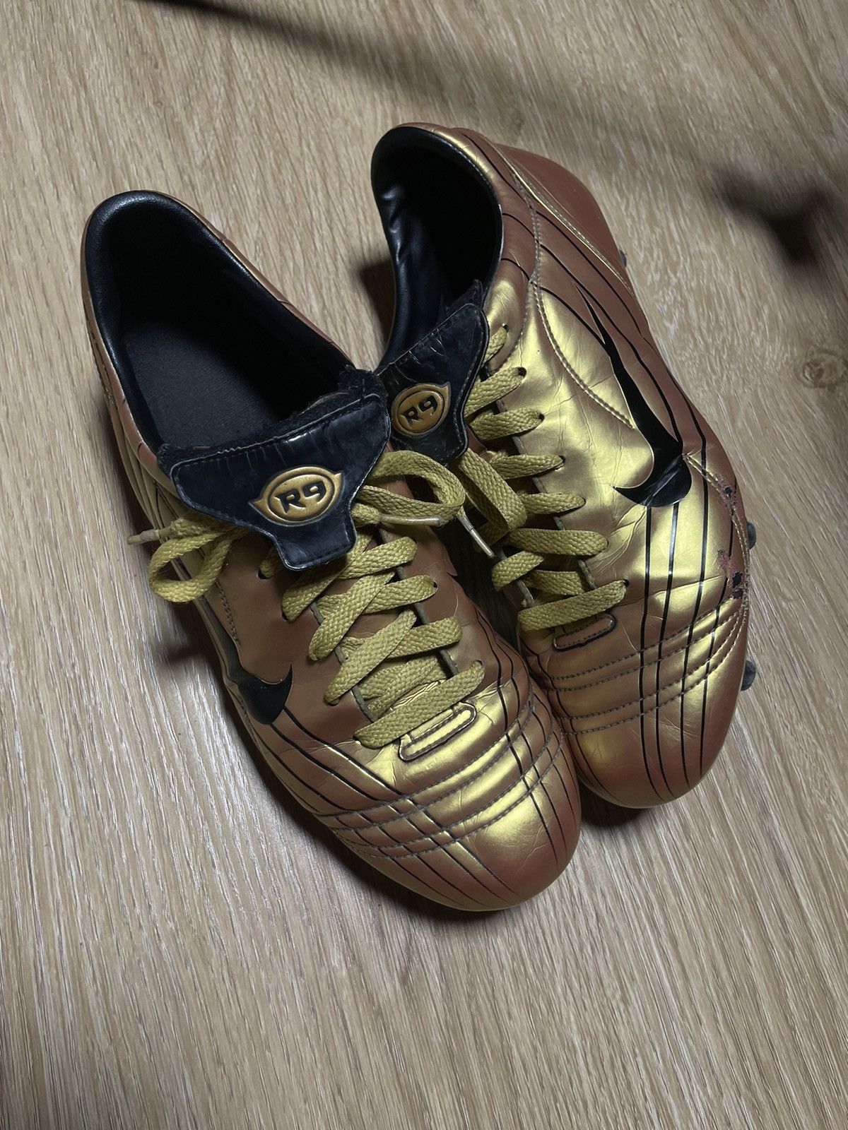 Nike Vintage nike mercurial R9 vapor gold boots 00s Size US 9 / EU 42 - 1 Thumbnail