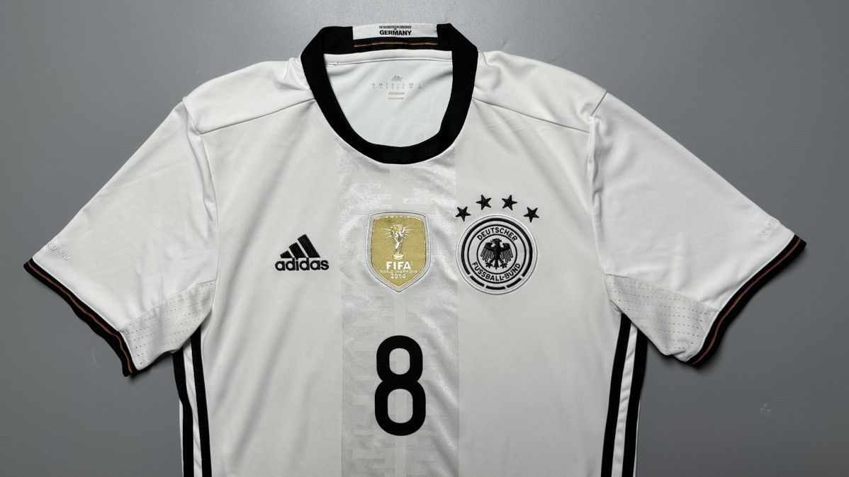 Vintage GERMANY ADIDAS 2016 EURO FOOTBALL SOCCER HOME JERSEY #8 OZIL Size US S / EU 44-46 / 1 - 3 Thumbnail