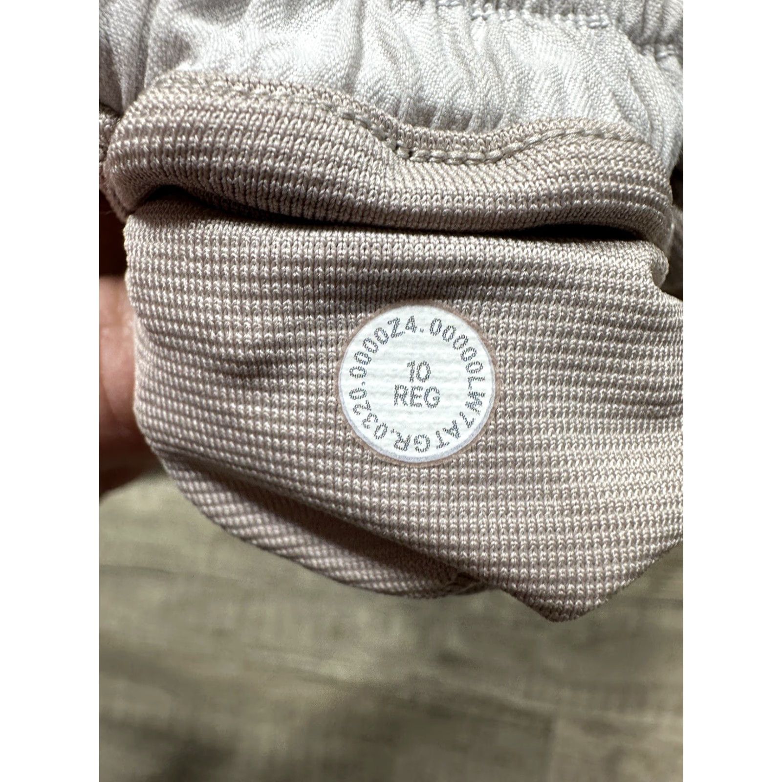 Lululemon Lululemon Hotty Hot Short II 2.5" White Size 10 W7ATGR Women's Activewear Shorts Size 32" / US 10 / IT 46 - 3 Thumbnail