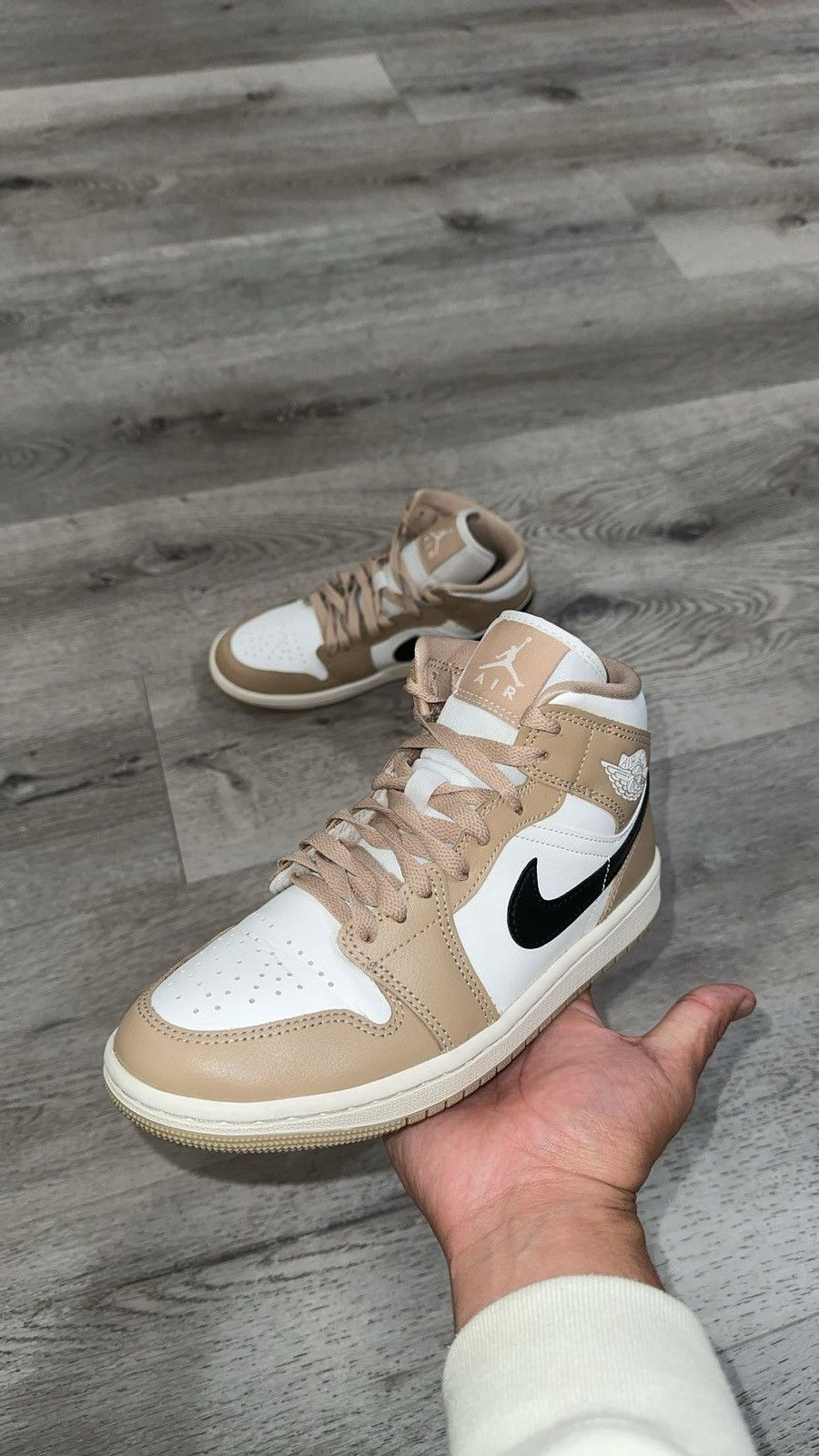 Jordan Brand Air Jordan 1 Mid Desert Size US 7 / IT 37 - 1 Thumbnail