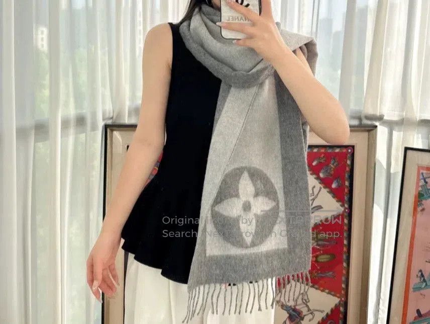 Louis Vuitton Louis Vuitton Gray Scarf. Size ONE SIZE - 1 Thumbnail