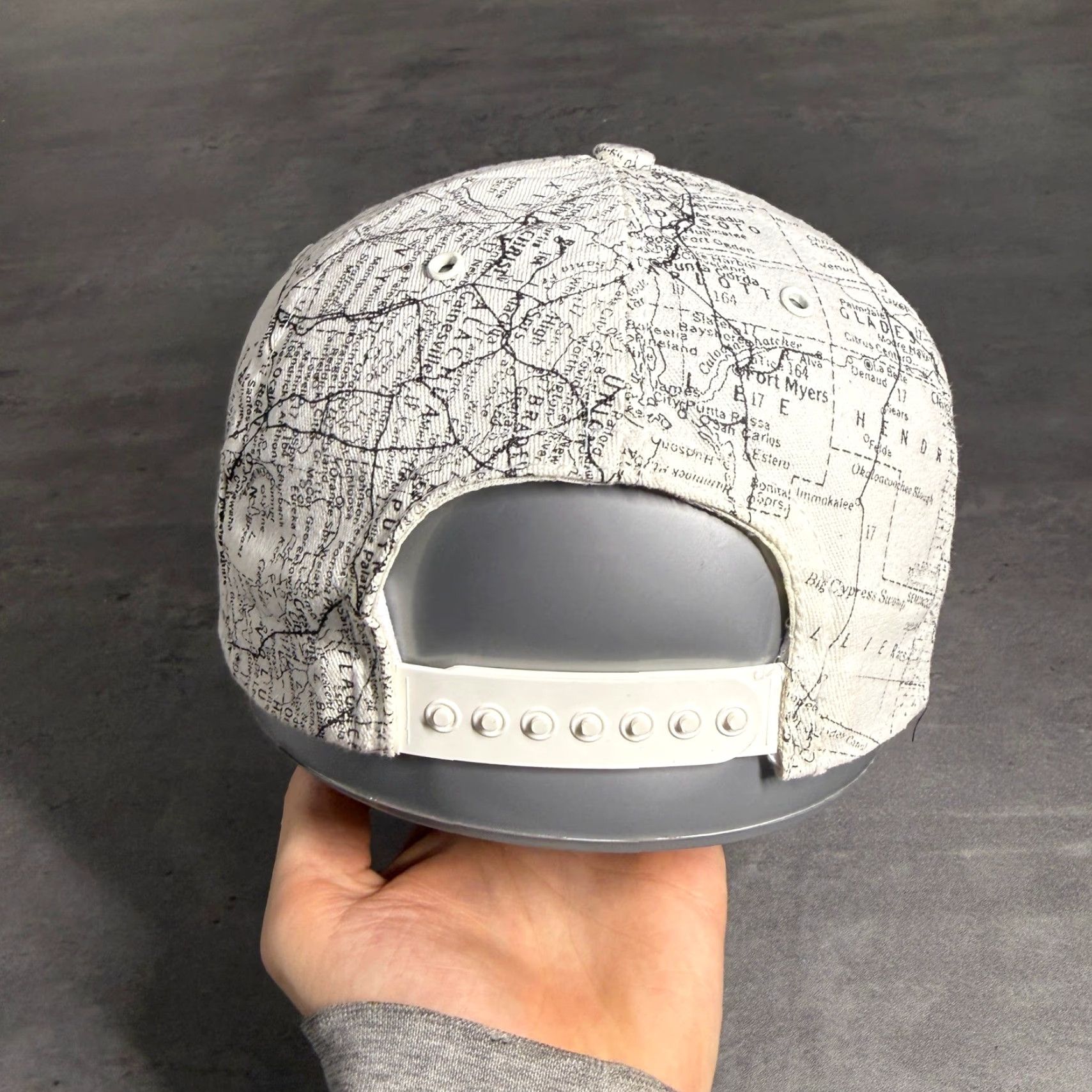 Vintage VINTAGE Daytona International Speedway Map Print Snapback Hat Men One Size White Adjustable Snapback USA Swingster Size ONE SIZE - 5 Thumbnail