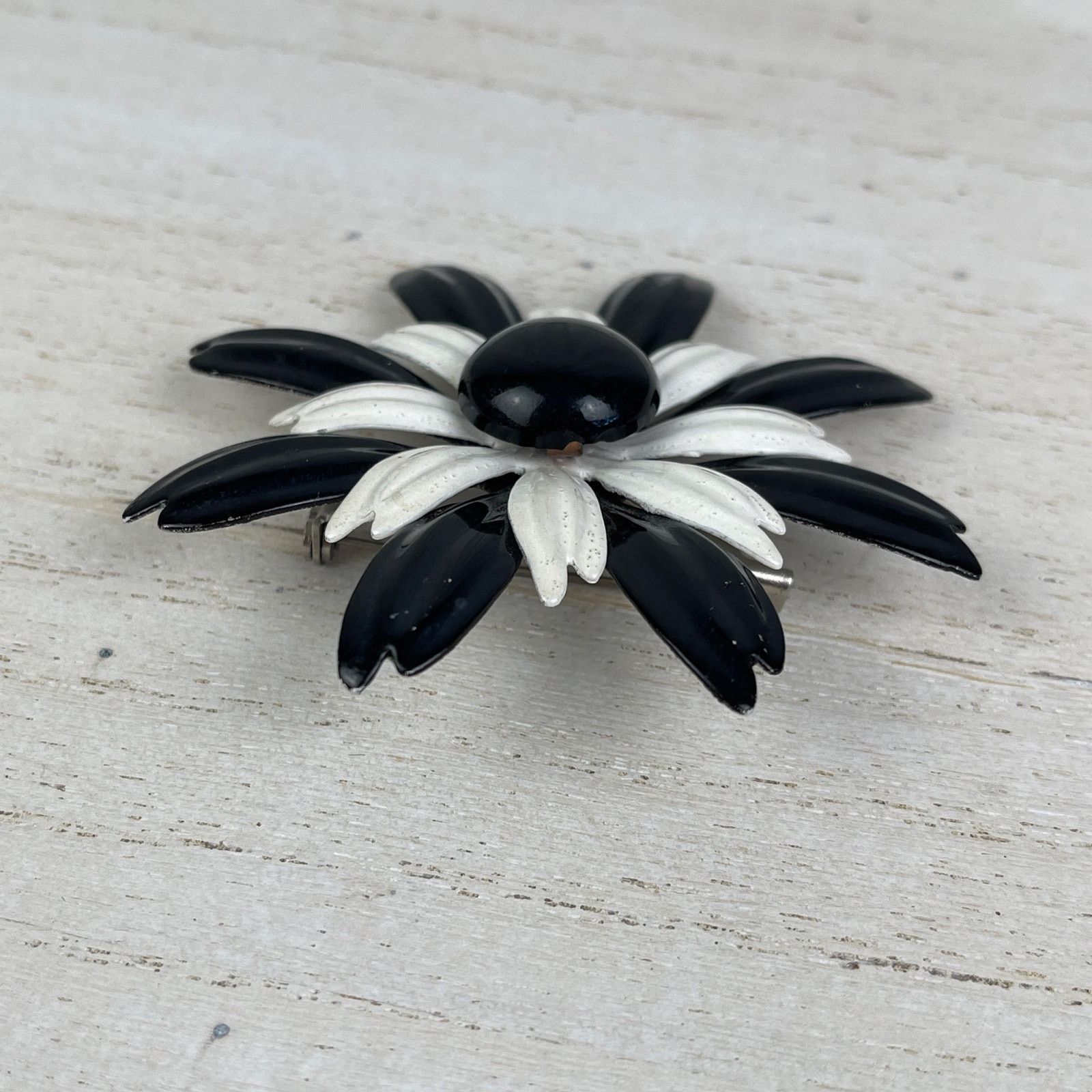 Vintage VTG 1960’s Black White Daisy Flower Brooch Pin Metal Enamel Size ONE SIZE - 8 Thumbnail