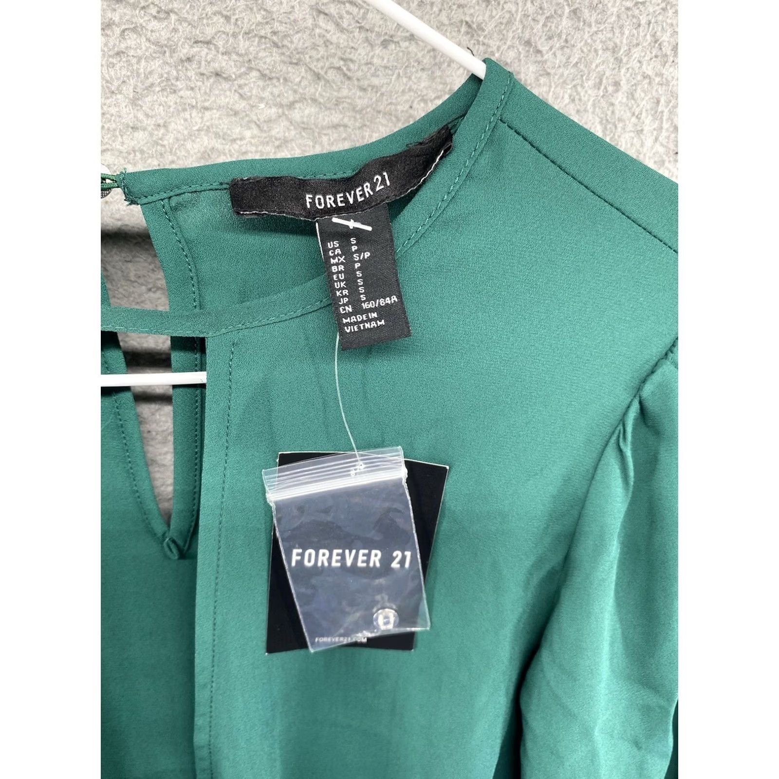 Forever 21 Forever 21 Women's Hunter Green Woven Crop Top Size S Blouse Elastic Cropped Shirt Womens Green 90s? Size S / US 4 / IT 40 - 3 Thumbnail