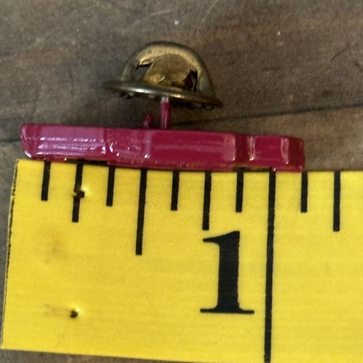 Vintage Vintage red 1980’s car tac pin Size ONE SIZE - 2 Thumbnail