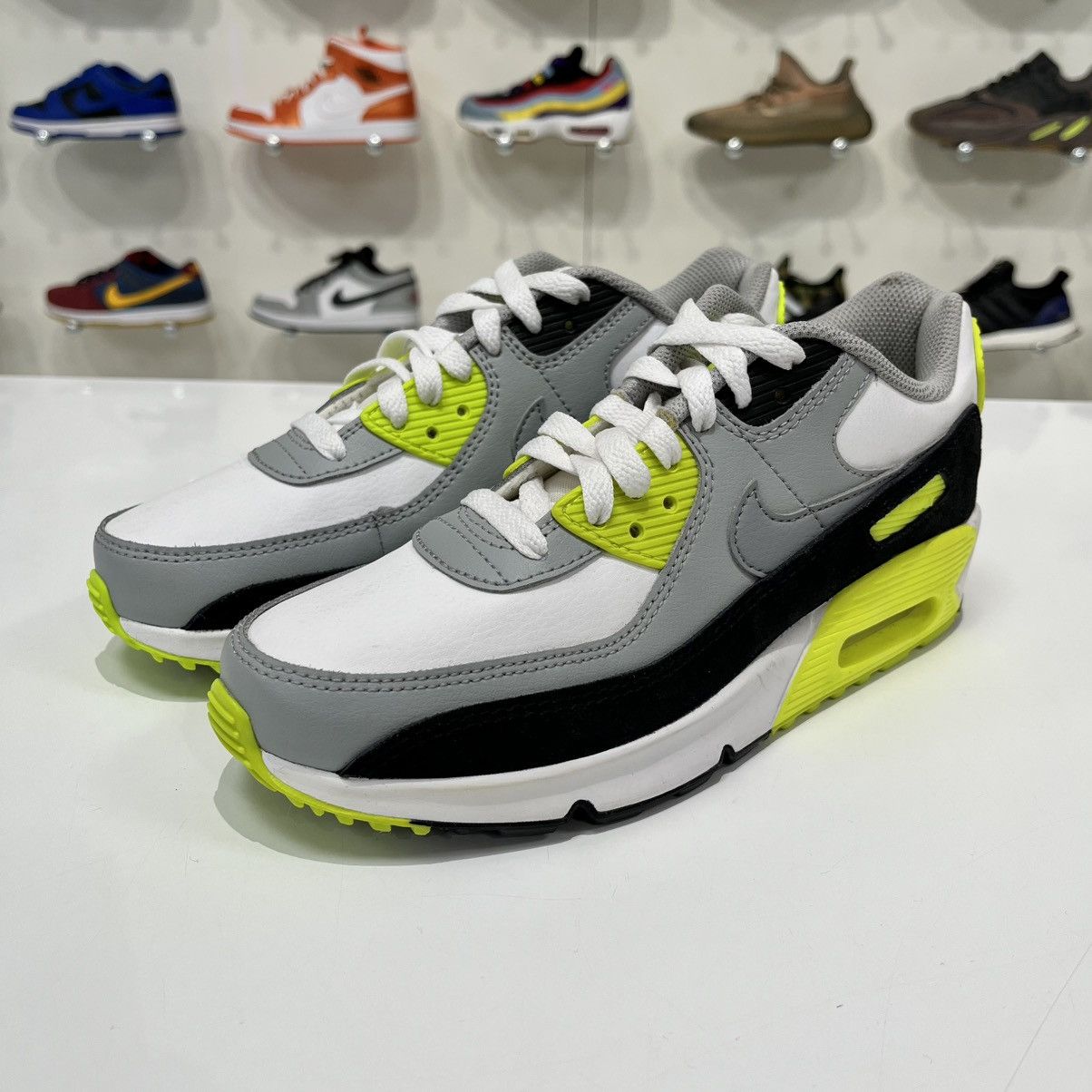Nike Nike Air Max 90 OG Volt (GS) Size US 5 / EU 37 - 1 Thumbnail