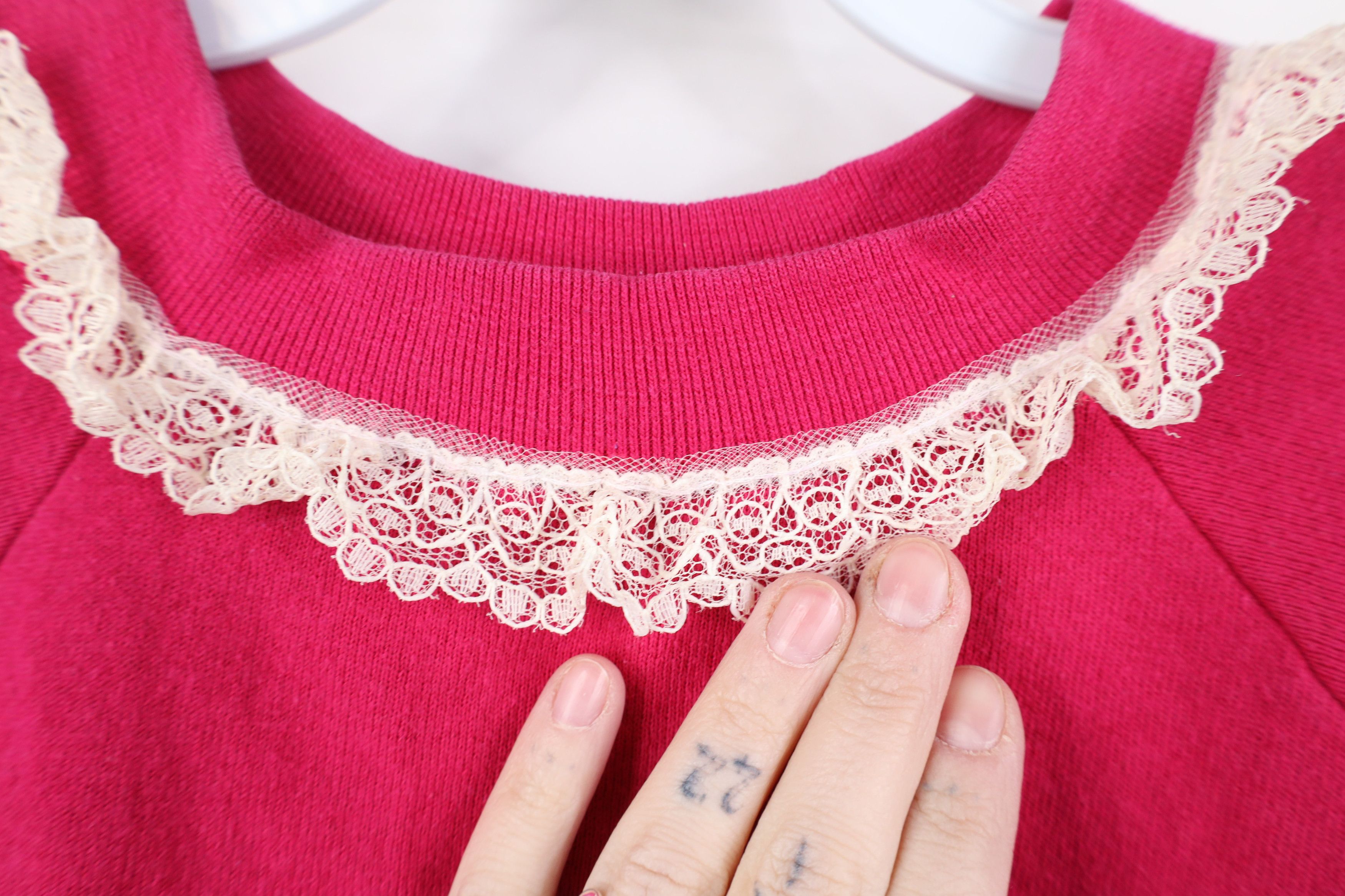 Vintage Vintage 90s Streetwear Lace Trim Crewneck Sweatshirt Pink Size XL / US 12-14 / IT 48-50 - 4 Thumbnail