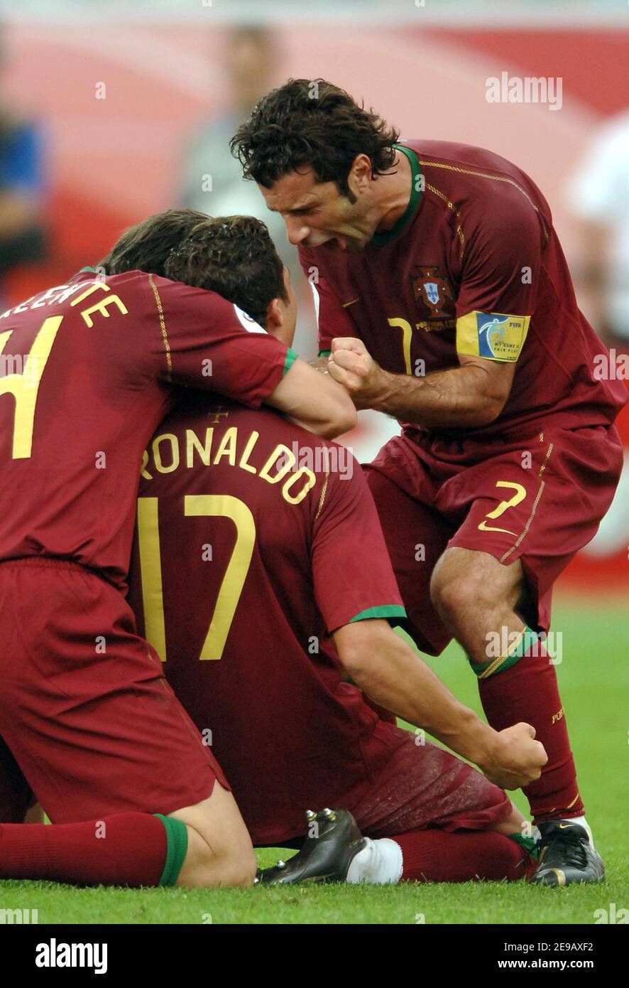 Nike Portugal 2006 Home Jersey Size US M / EU 48-50 / 2 - 2 Thumbnail