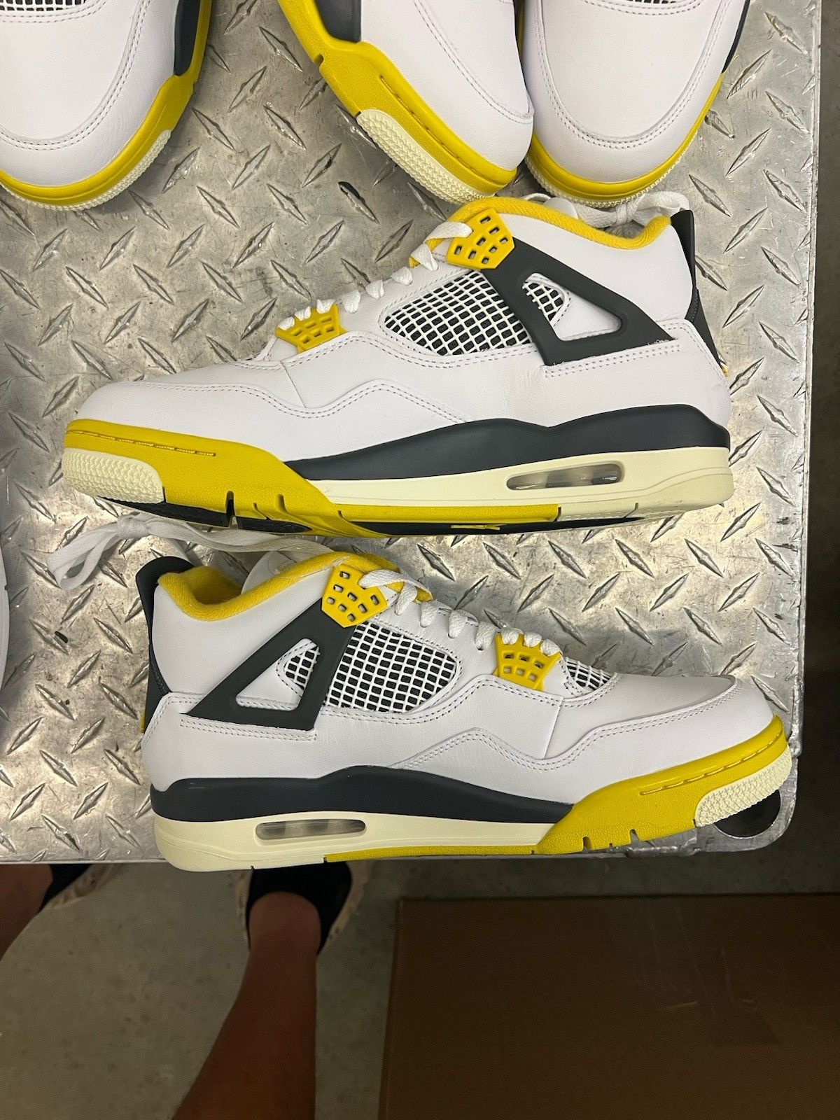 Jordan Brand Jordan 4 Retro Vivid Sulfur AQ9129101 Size 11.5 US Women New Size US 10 / EU 43 - 2 Thumbnail