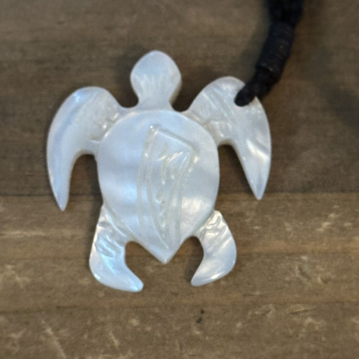 Vintage Vintage mother of pearl sea turtle pendant cord necklace Size ONE SIZE - 3 Thumbnail