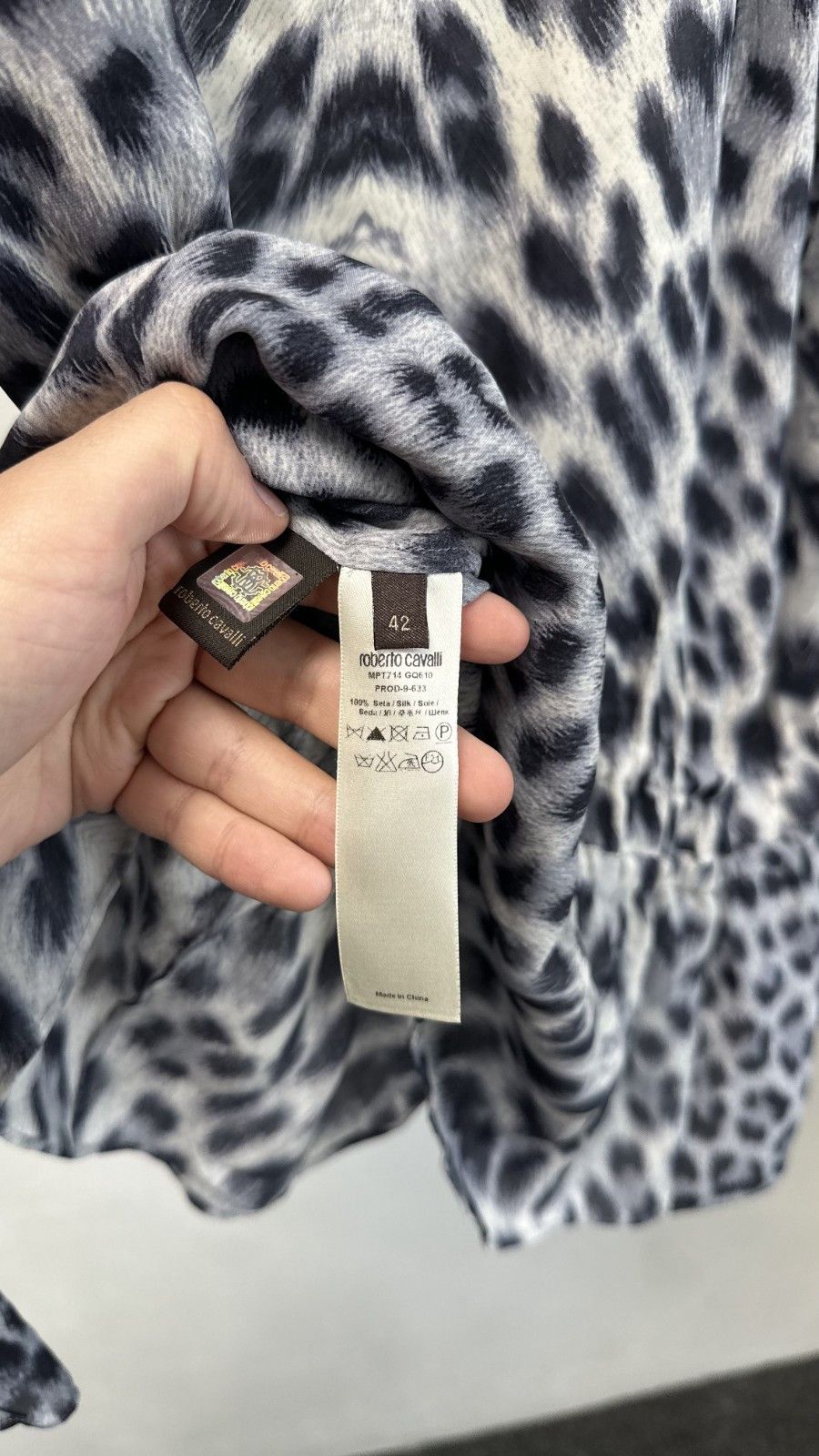 Roberto Cavalli Roberto Cavalli Vintage Silk Blue Animal Print Blouse Size M / US 6-8 / IT 42-44 - 16 Thumbnail