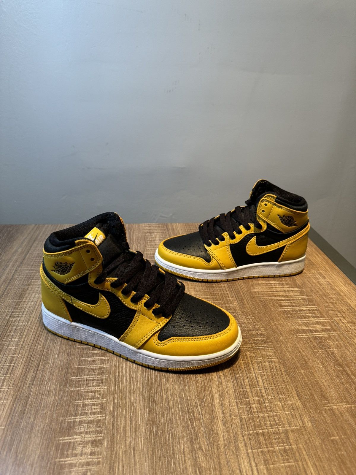 Jordan Brand Nike Air Jordan 1 Retro High OG Pollen Size 5Y Women’s 6.5 Size US 5 / EU 37 - 2 Thumbnail
