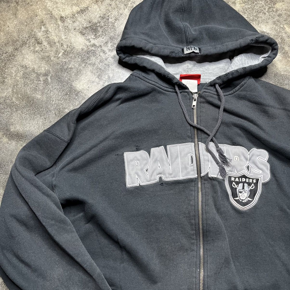 Vintage vintage raiders nfl zip up thrashed hoodie Size US XXL / EU 58 / 5 - 5 Thumbnail