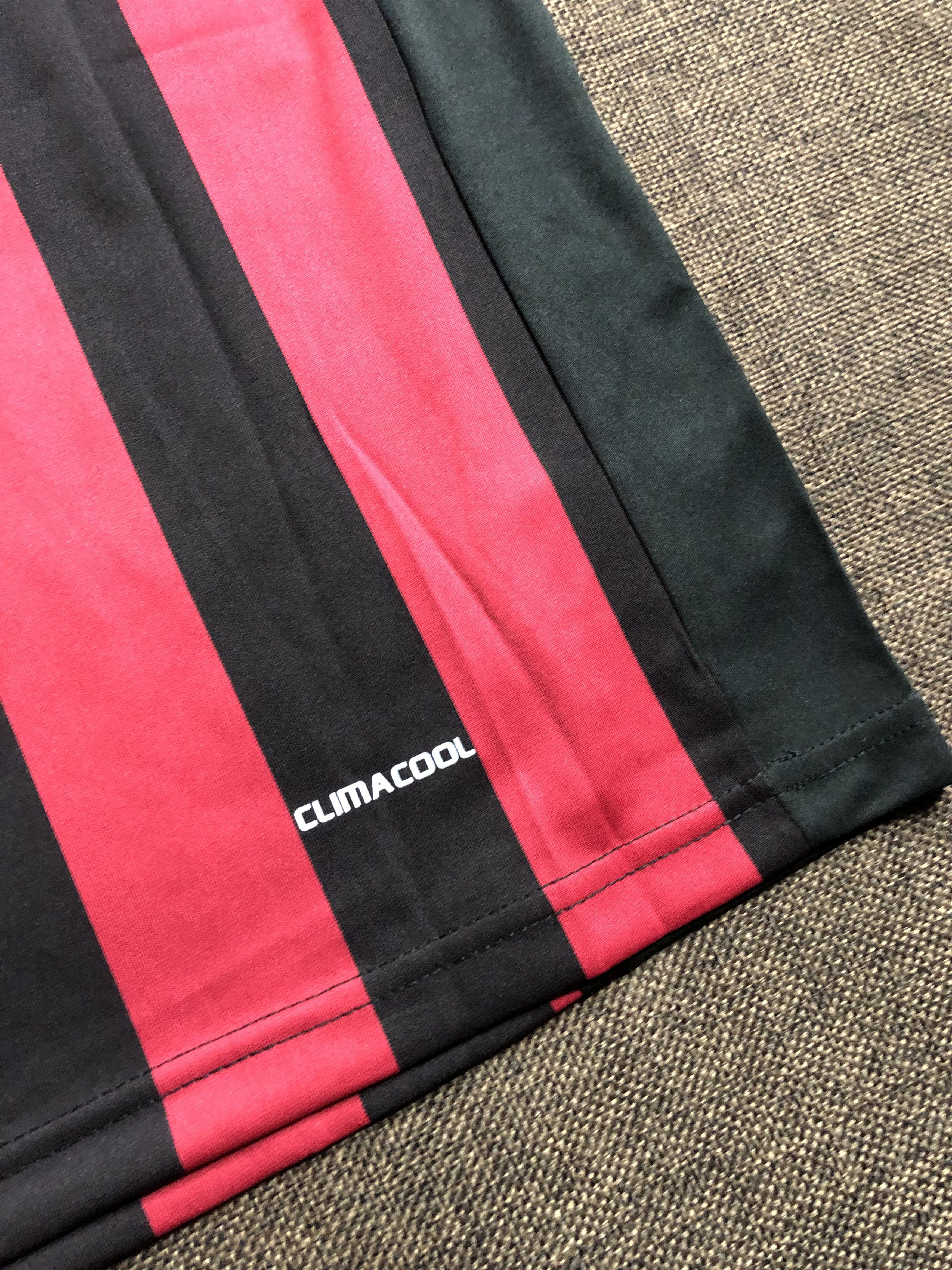 Vintage 10/11 AC Milan | Ronaldinho | Retro Home Jersey Size US XL / EU 56 / 4 - 6 Thumbnail