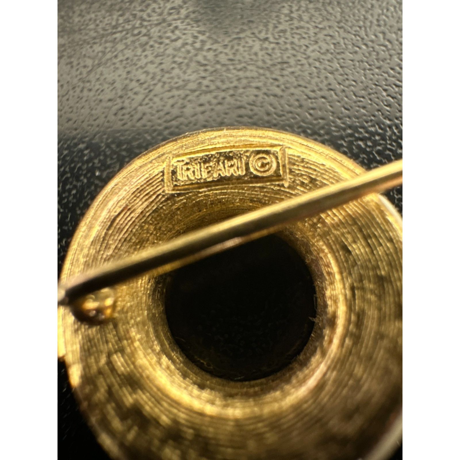 Vintage Vintage Trifari Enamel Gold White Circular Donut Lapel Pin Size ONE SIZE - 2 Thumbnail