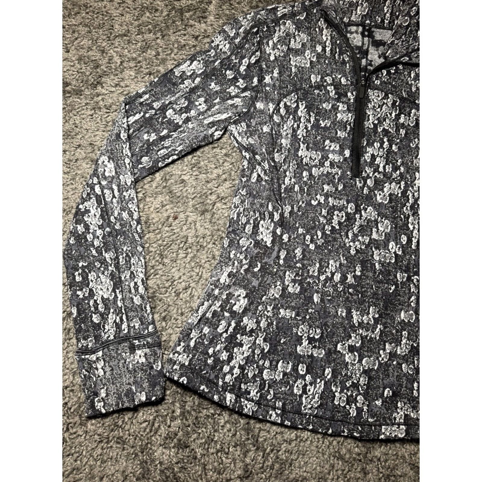 Lululemon Lululemon womens 1/2 zip Jacket size 4 Black White Gray Camo Snake Pattern Size ONE SIZE - 3 Thumbnail