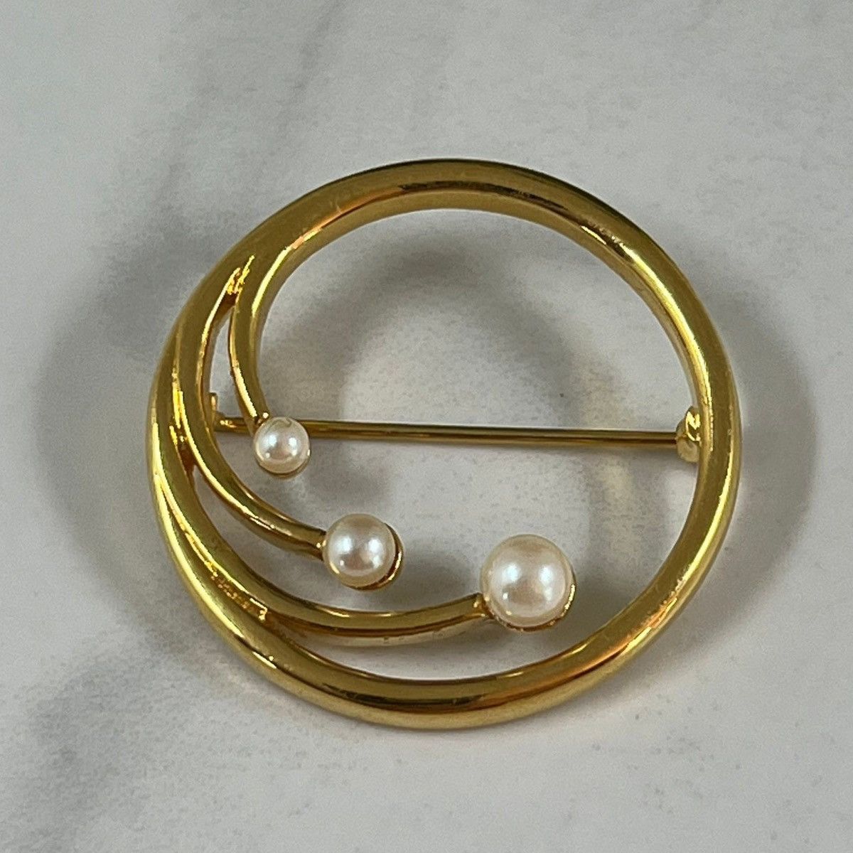 Vintage VINTAGE Designer Monet Gold Circle Wreath Pearl Pin Brooch Size ONE SIZE - 1 Thumbnail