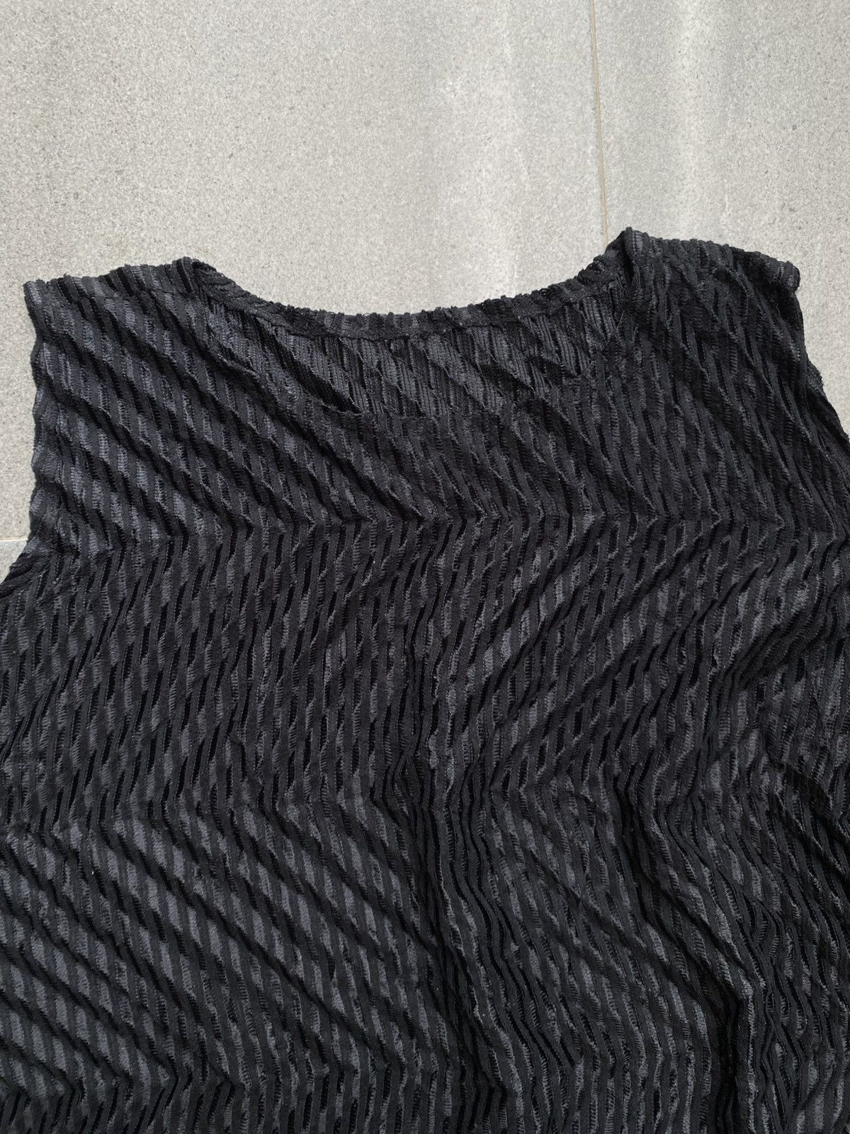 Pleats Please Issey Miyake Me Issey Miyake Pleated Sleeveless Top Black Size M / US 6-8 / IT 42-44 - 3 Thumbnail