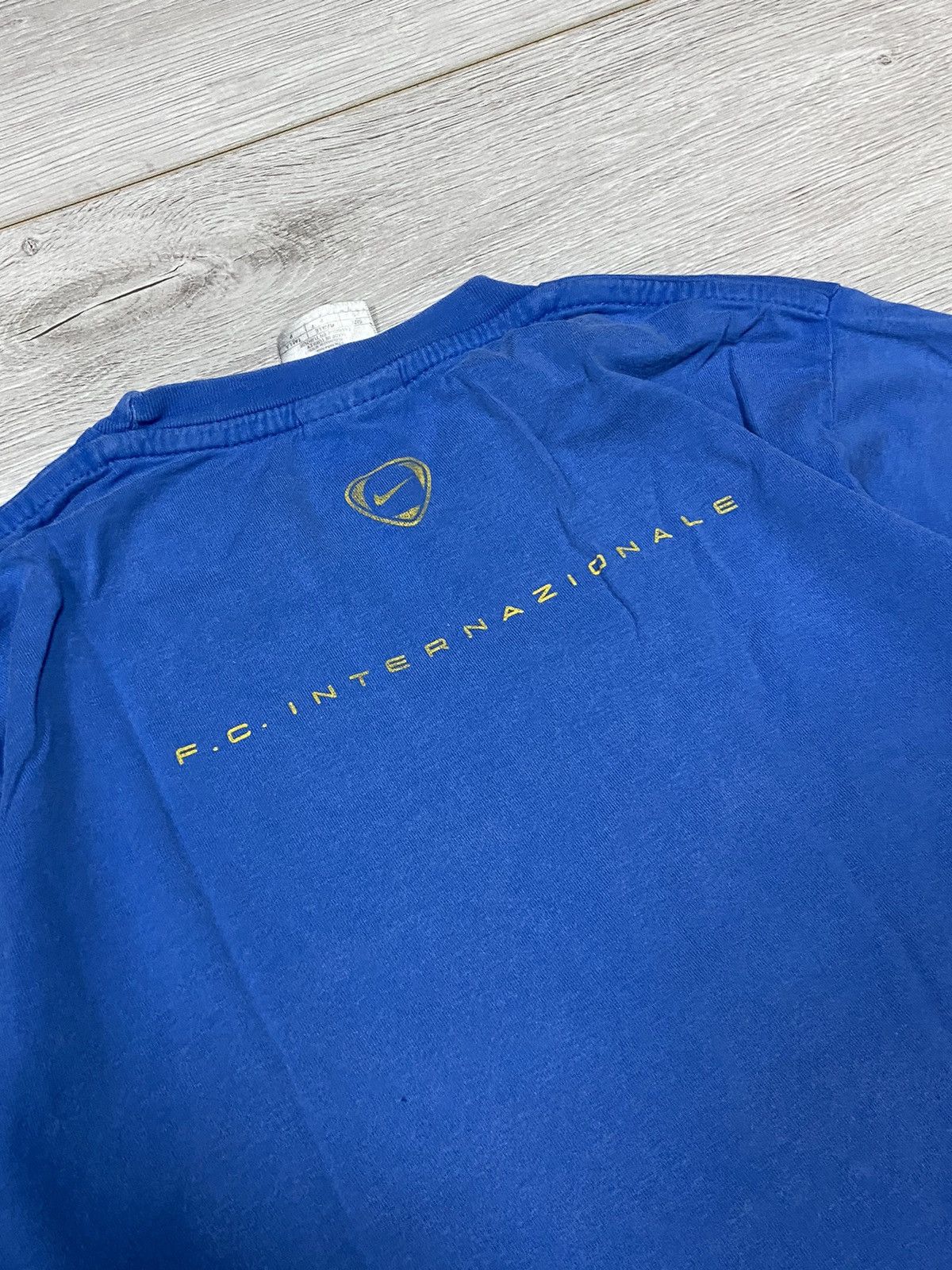 Nike Nike Inter vintage centr swoosh logo football t-shirt Size US S / EU 44-46 / 1 - 2 Thumbnail