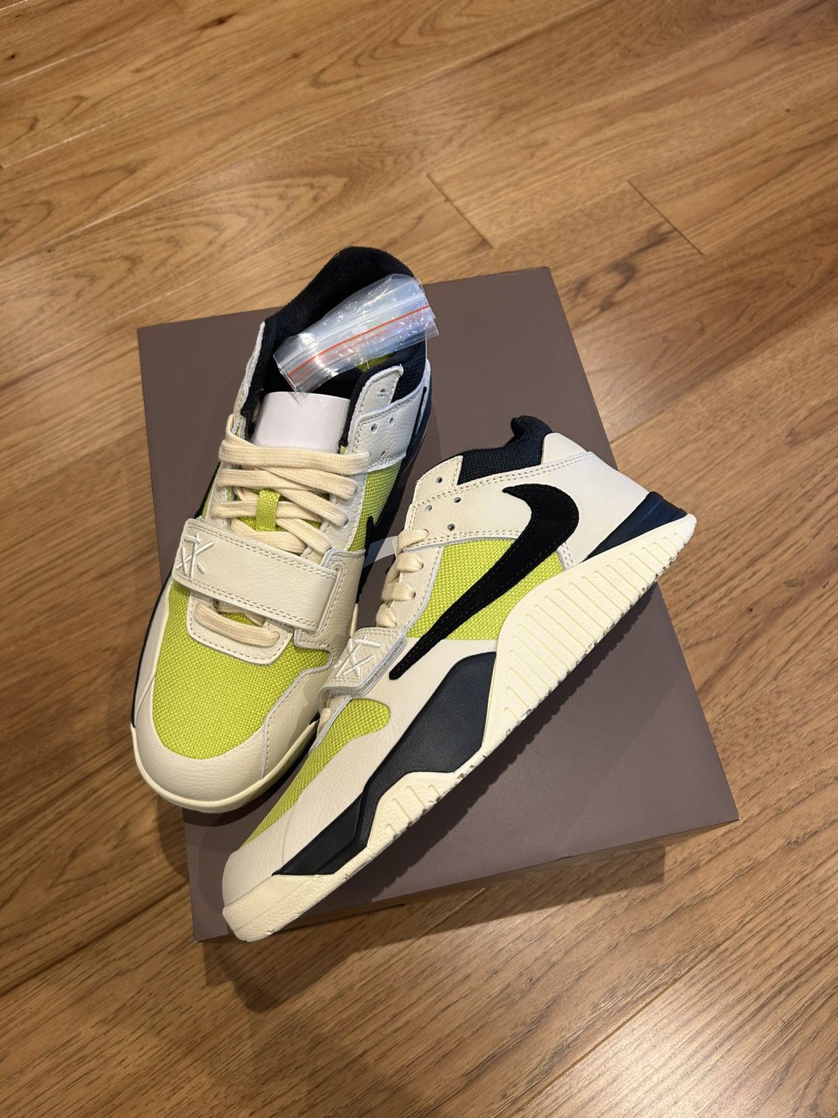 Nike × Travis Scott Jumpman Jack Bright Cactus Size US 9.5 / EU 42-43 - 2 Thumbnail