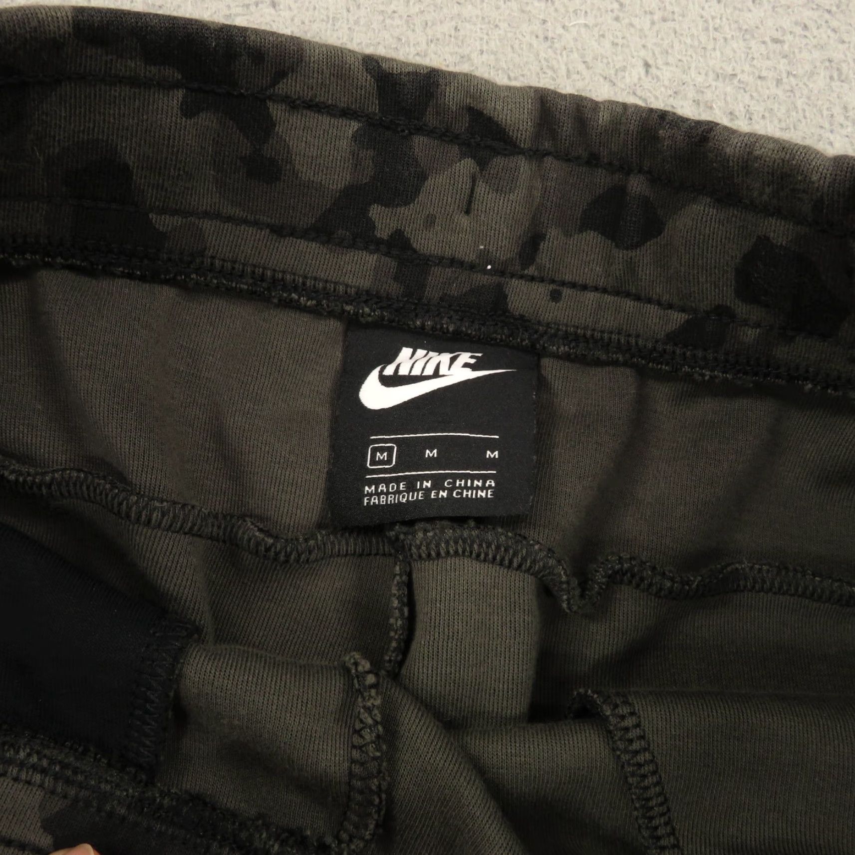 Nike Nike Joggers Mens Medium Tech Fleece Camo Gray Black Sweatpants NSW Sportswear Size US 31 - 5 Thumbnail