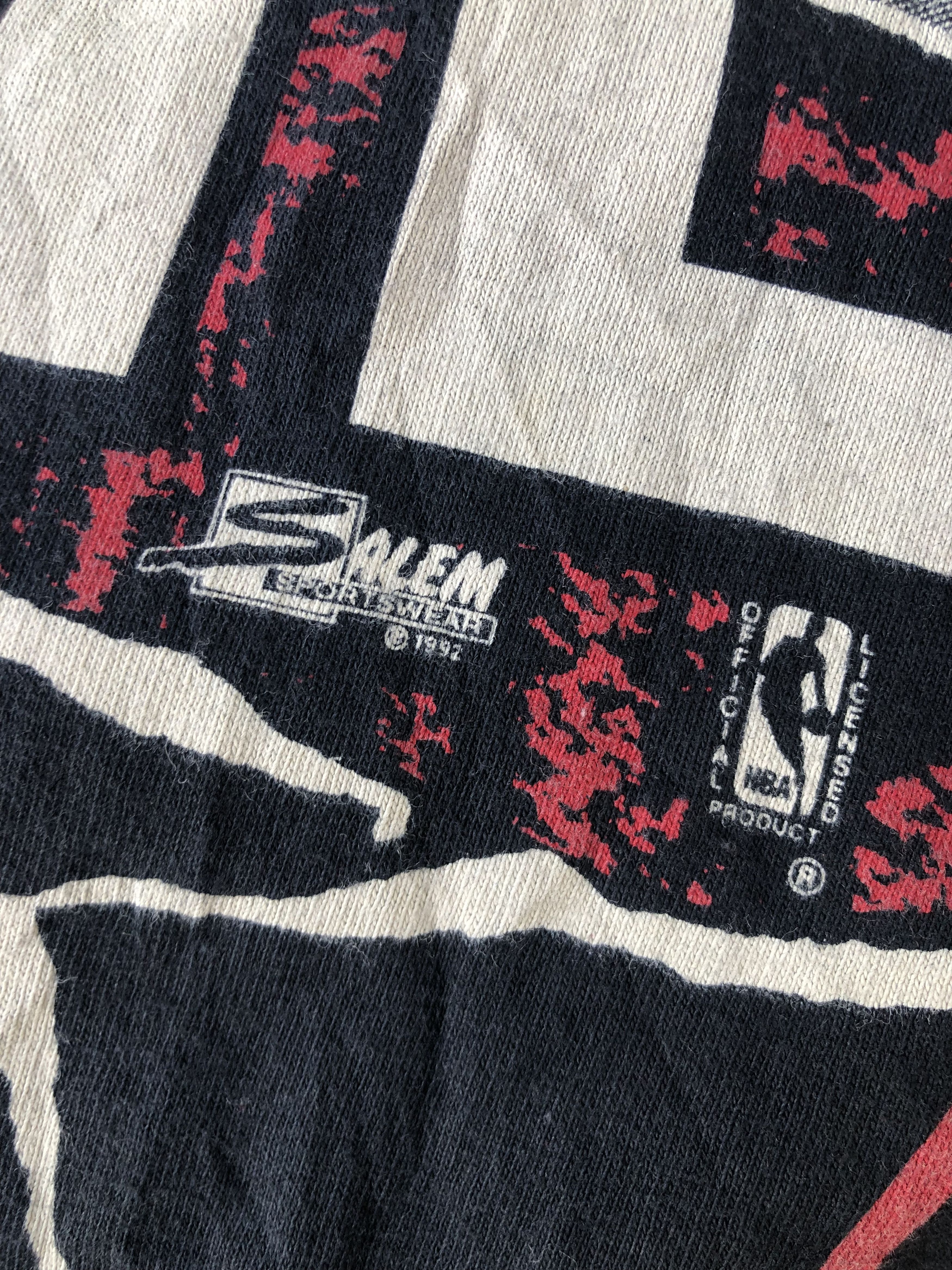 NBA Rare🔥 Vintage 90s NBA Chicago Bulls OverPrint Tee Size US L / EU 52-54 / 3 - 4 Thumbnail