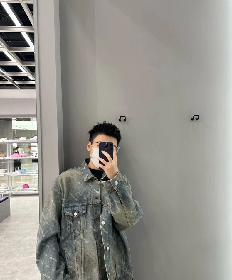 Balenciaga Balenciaga The new barrage is full of wash jeans coats. Size US S / EU 44-46 / 1 - 5 Thumbnail