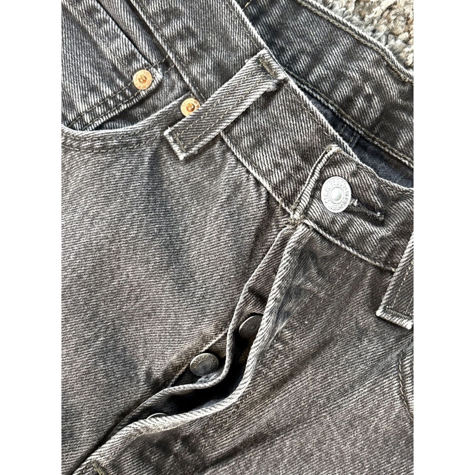 Denime VINTAGE Levi’s 501 Black Denim Jeans Men’s 30x28 1990s Dark Wash Button Fly Jeans Mens Size US 30 / EU 46 - 5 Thumbnail
