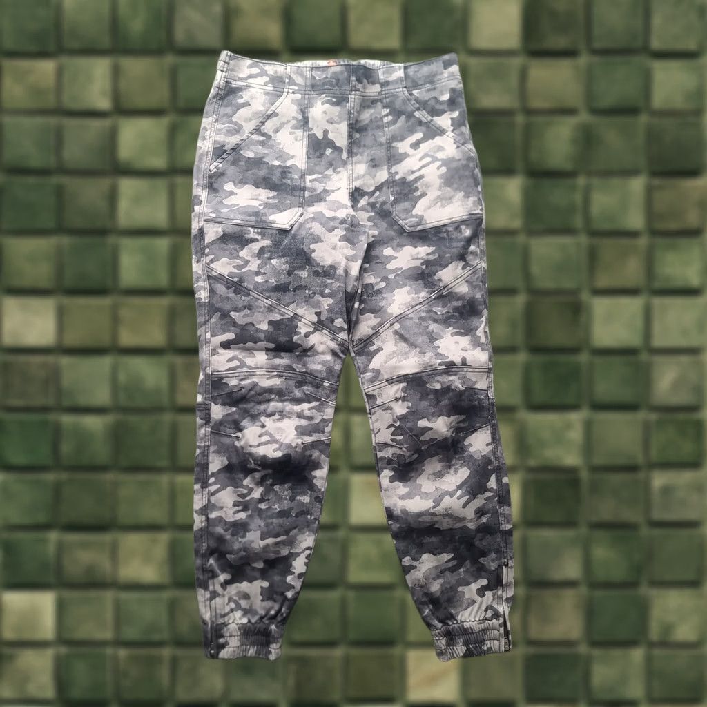 Spanx Spanx Womens XL Stretch Twill Cargo Jogger Activewear Athleisure Camouflage Size 40" / US 18 - 1 Thumbnail