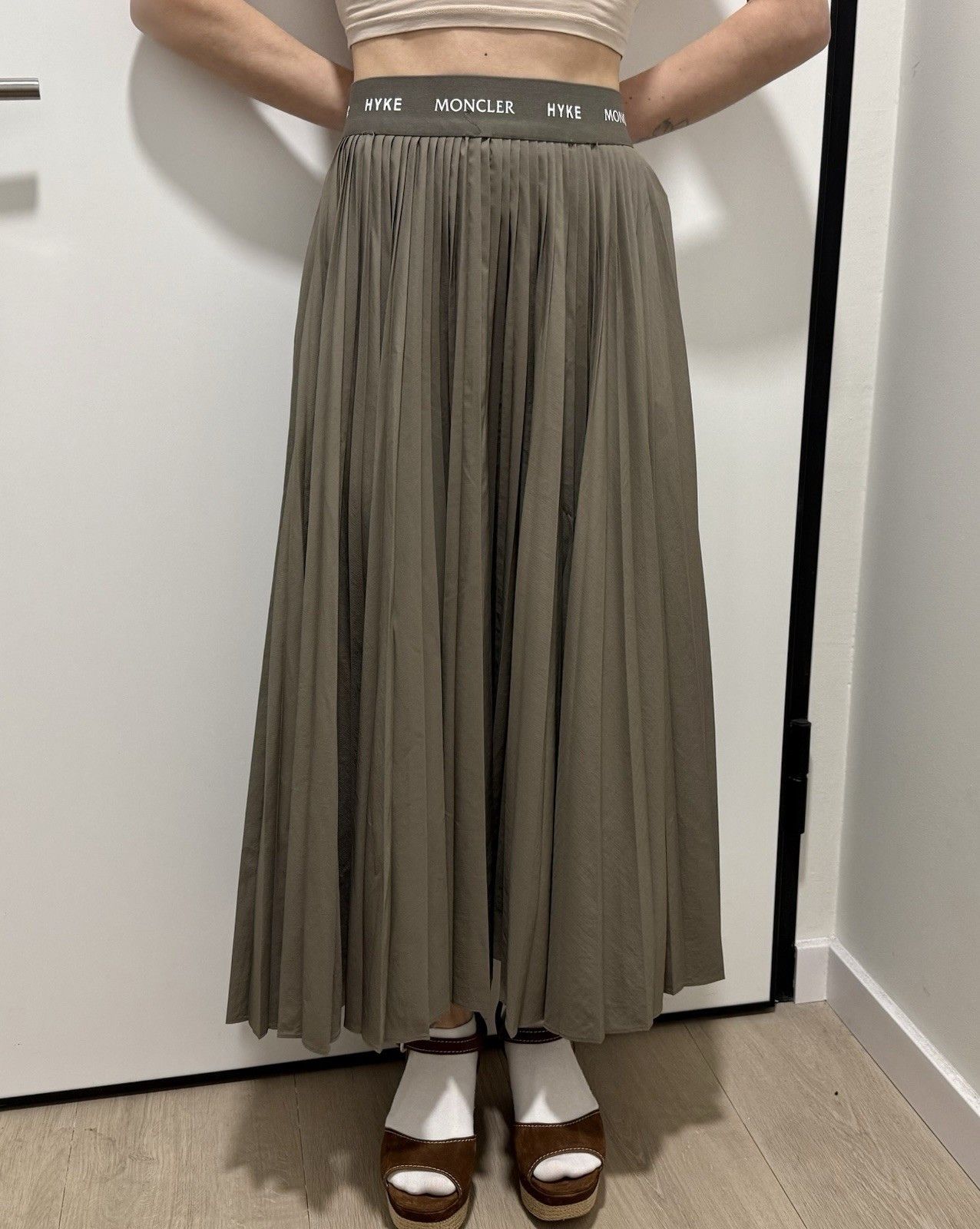 Moncler DDP Moncler x Hyke Pleated Taupe Mid Length Gonna Skirt Size 30" / US 8 / IT 44 - 1 Thumbnail