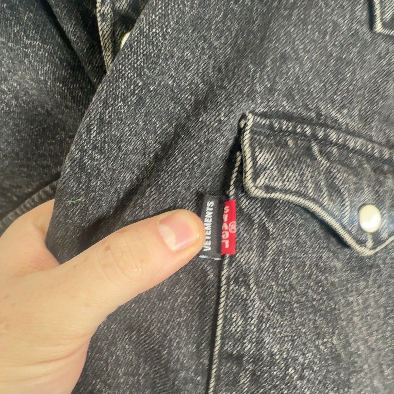 Levi's × Vetements Vetements x Levi's Black Washed Denim Shirt Size 7XL Size US XXL / EU 58 / 5 - 4 Thumbnail