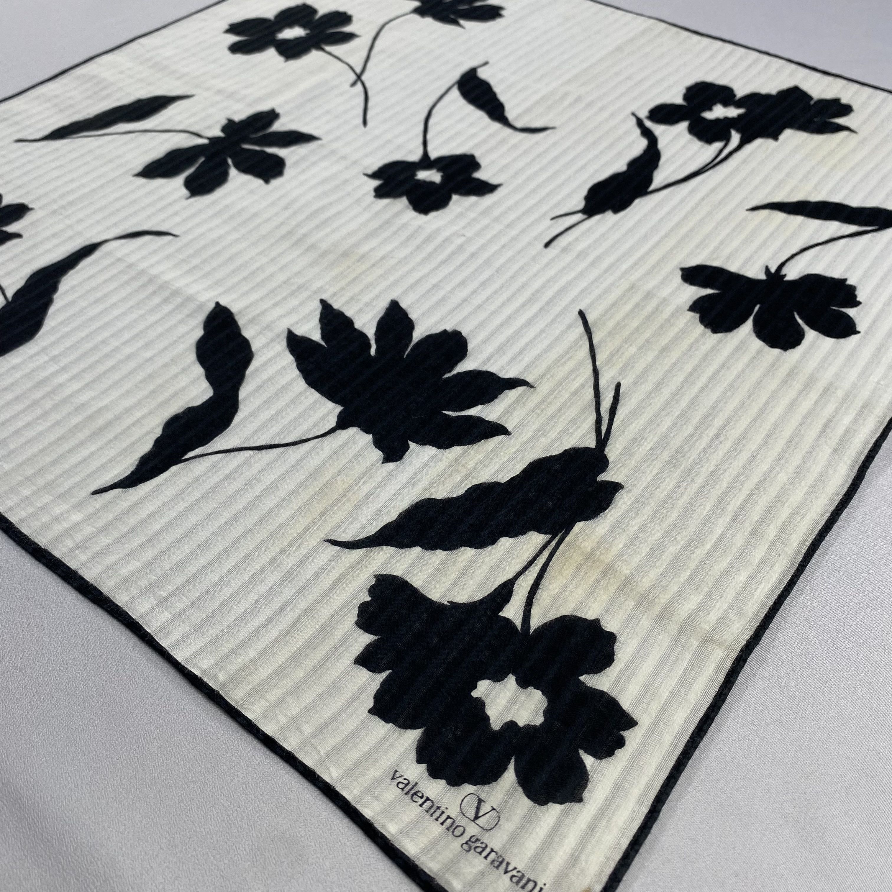 Valentino × Vintage Valentino Garavani Bandana/ Handkerchief / Neckerchief-P1202 Size ONE SIZE - 2 Thumbnail
